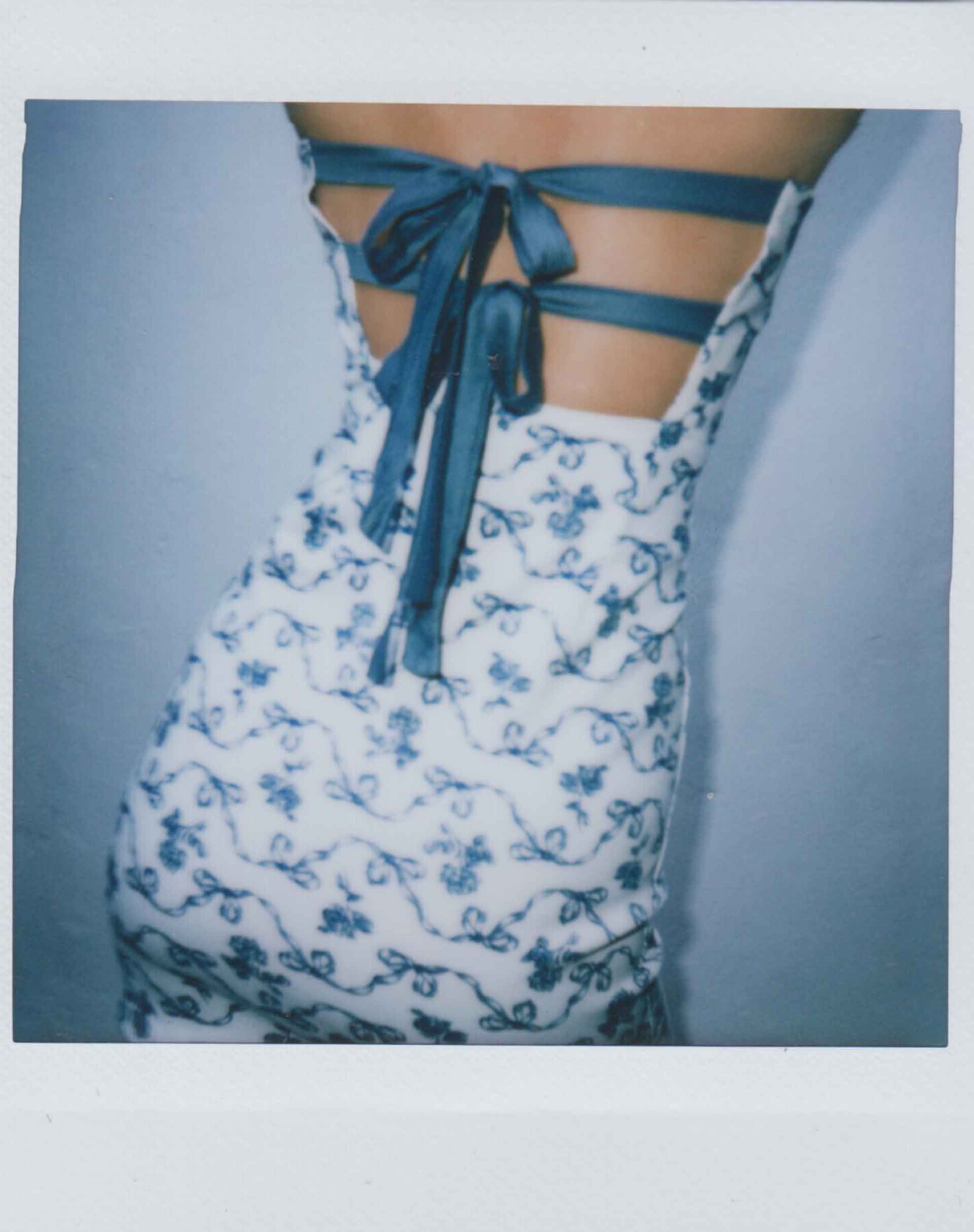 Imagen de Majken Mini Tie Back Dress in a Blue and White Ribbon Print