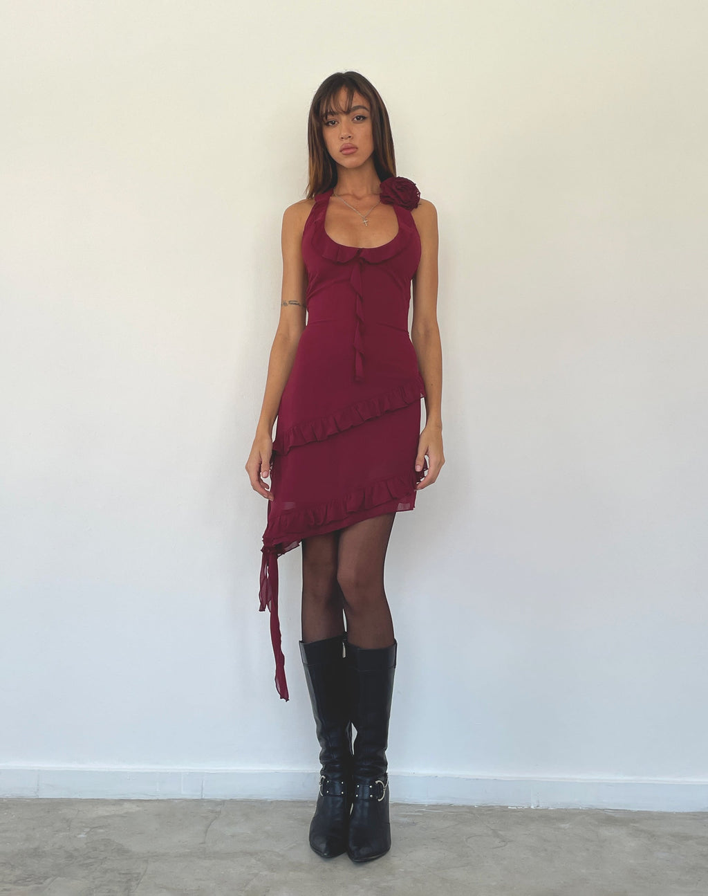 Mini vestido Margaret Ruffle de gasa ciruela con rosetón