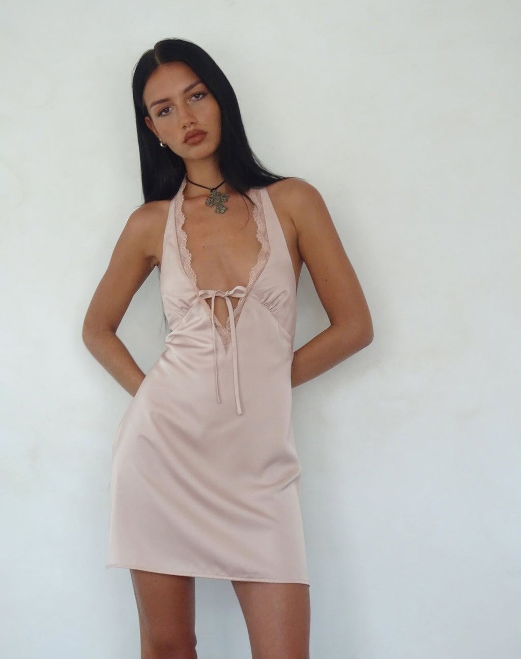 Maruko Mini Vestido de Cuello Haltern en Satén Champagne
