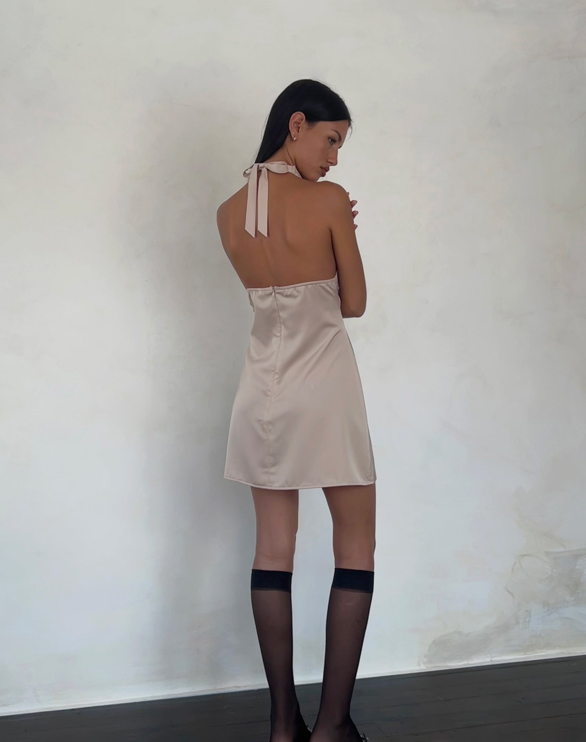 Imagen de Maruko Minivestido de satén con cuello redondo Champán