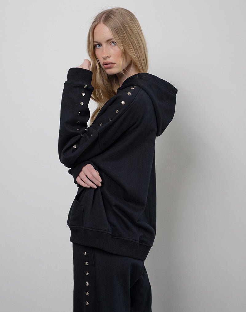 Imagen de la sudadera Max en negro con tachuelas