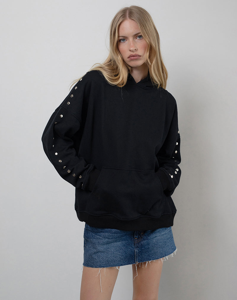 Imagen de la sudadera Max en negro con tachuelas