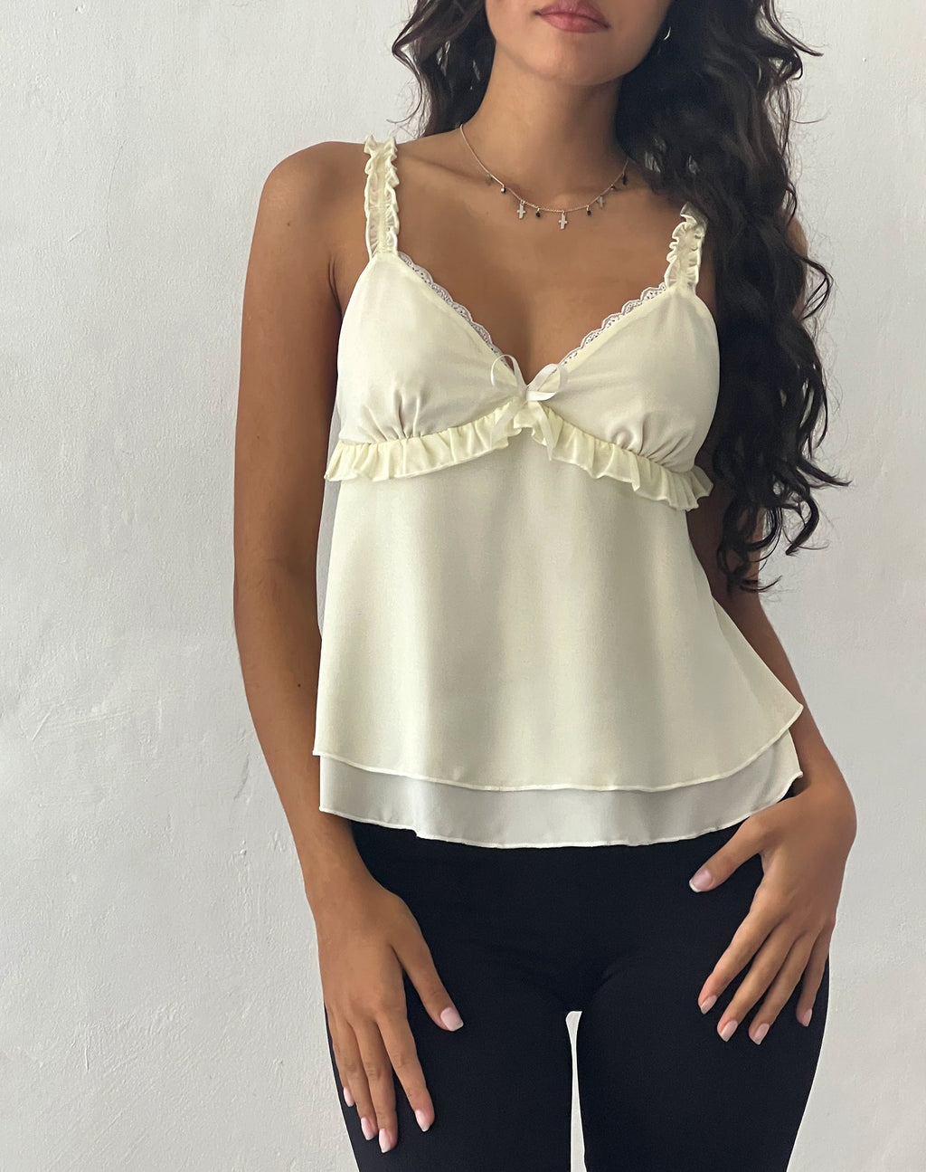 Cami Melinda con volantes en marfil