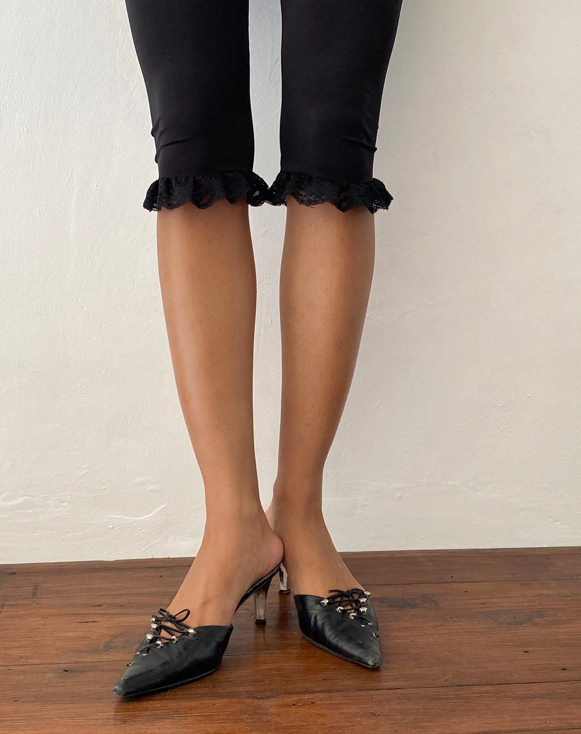 Imagen de Annika Lace Frill Capri Trouser Negro