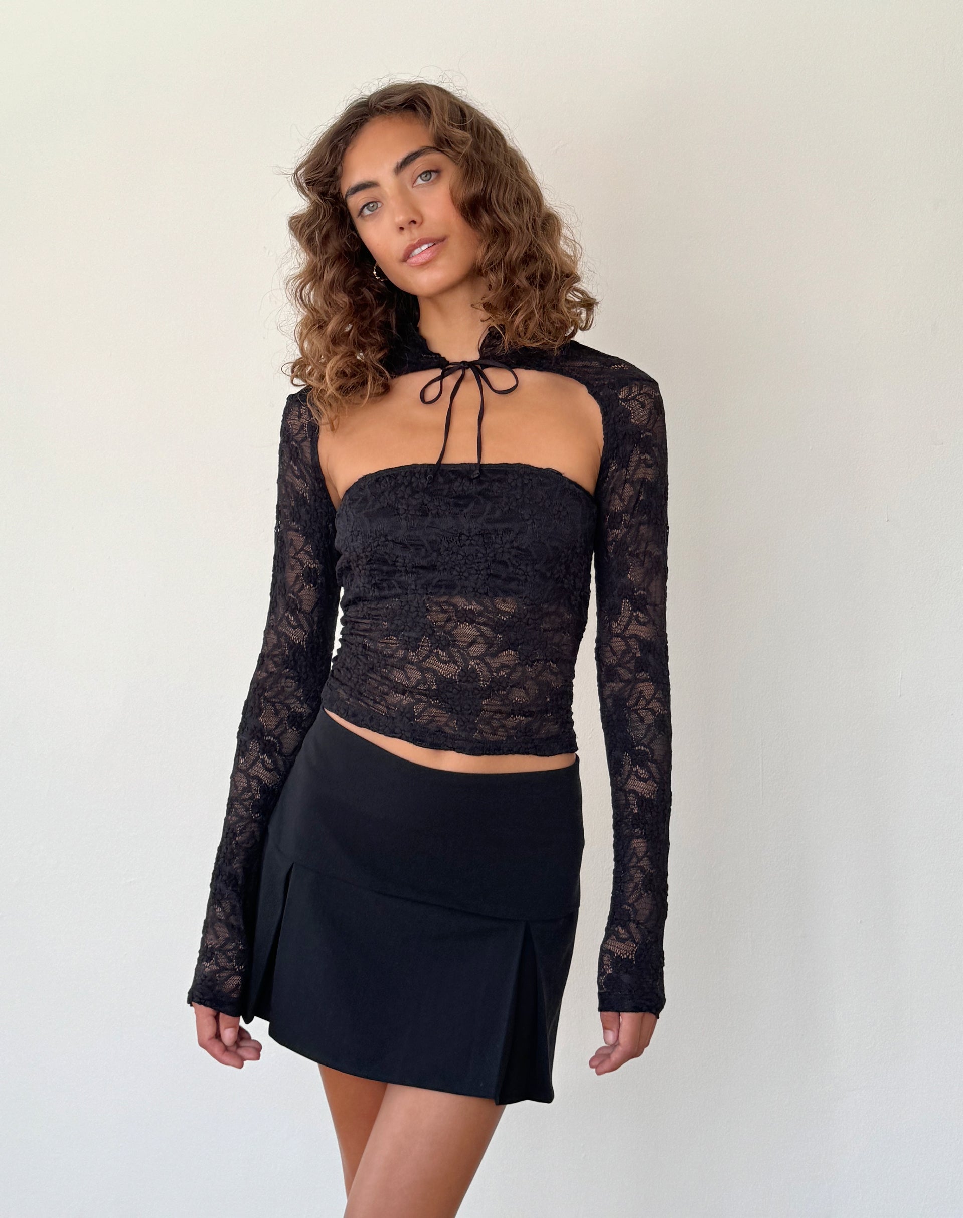 Imagen del conjunto Melvina Bandeau Top and Shrug de encaje Negro