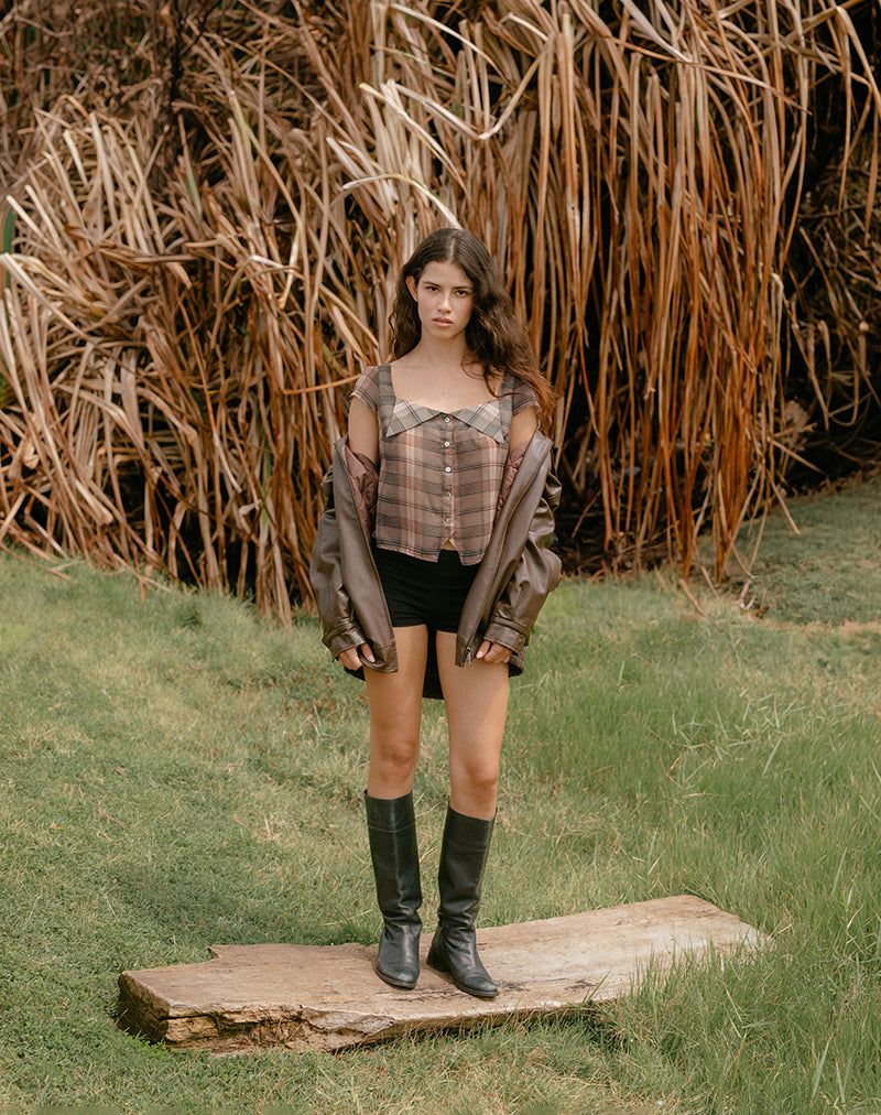 Imagen de la blusa Meraki en marrón y rosa con estampado de cuadros difuminados.