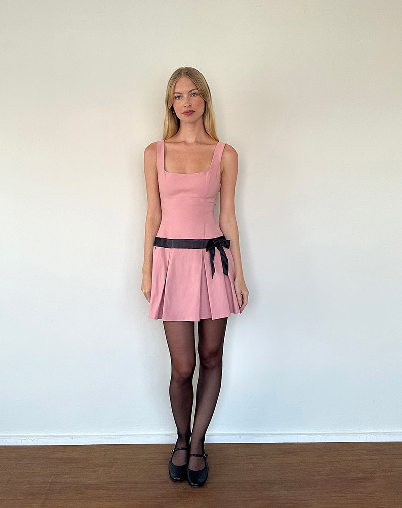 Imagen del minivestido Michelia rosa con lazo negro
