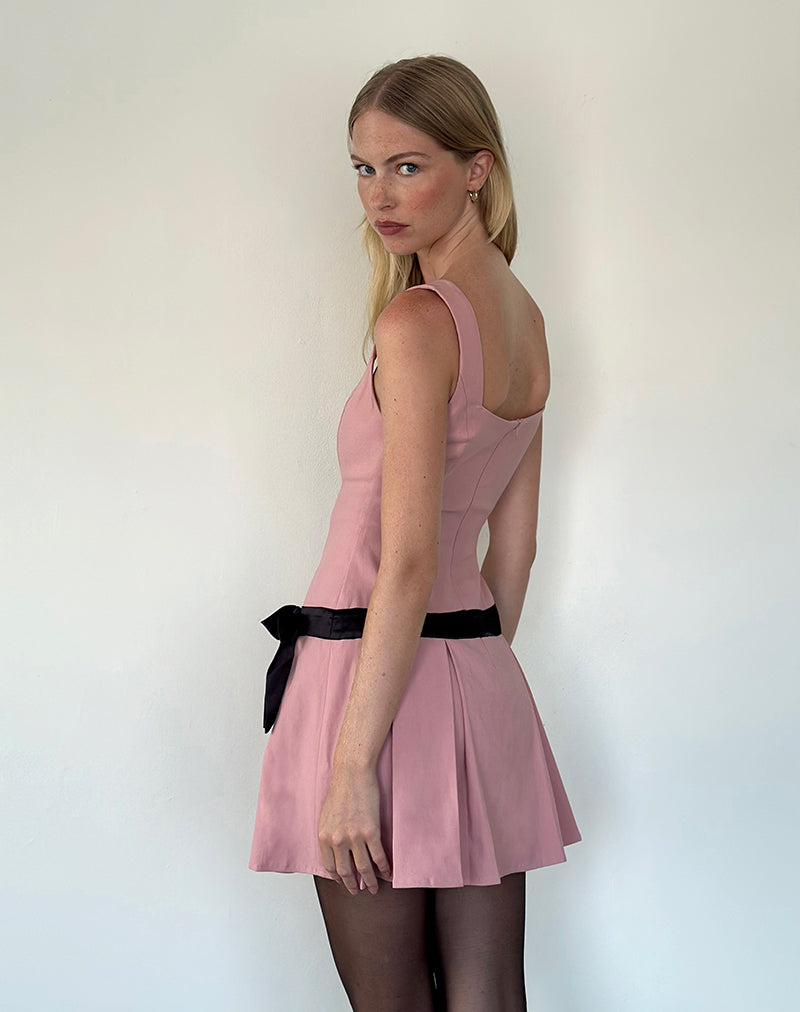 Imagen del minivestido Michelia rosa con lazo negro