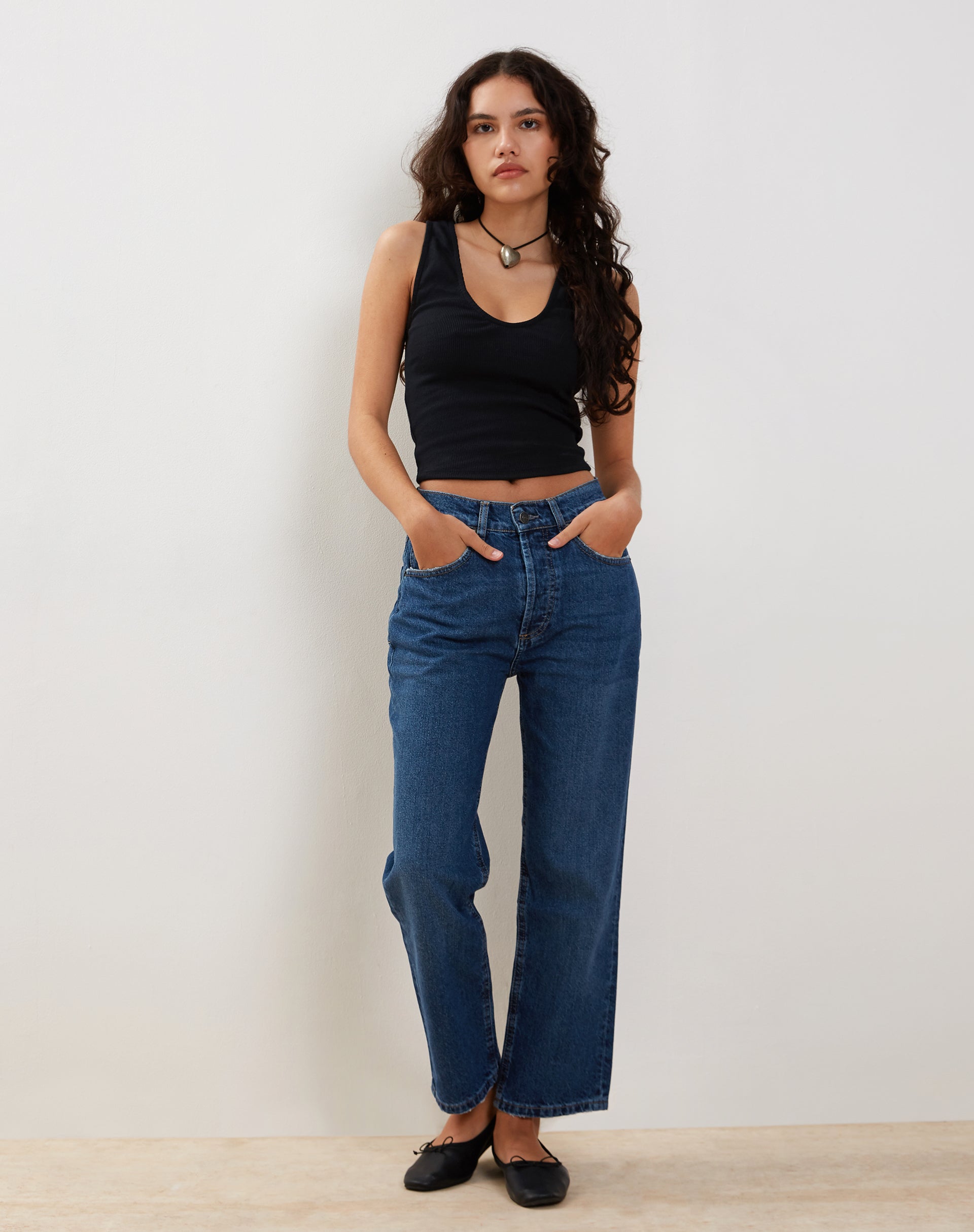 Imagen de Mid Rise Straight Leg Jeans in Mid Blue Used Denim