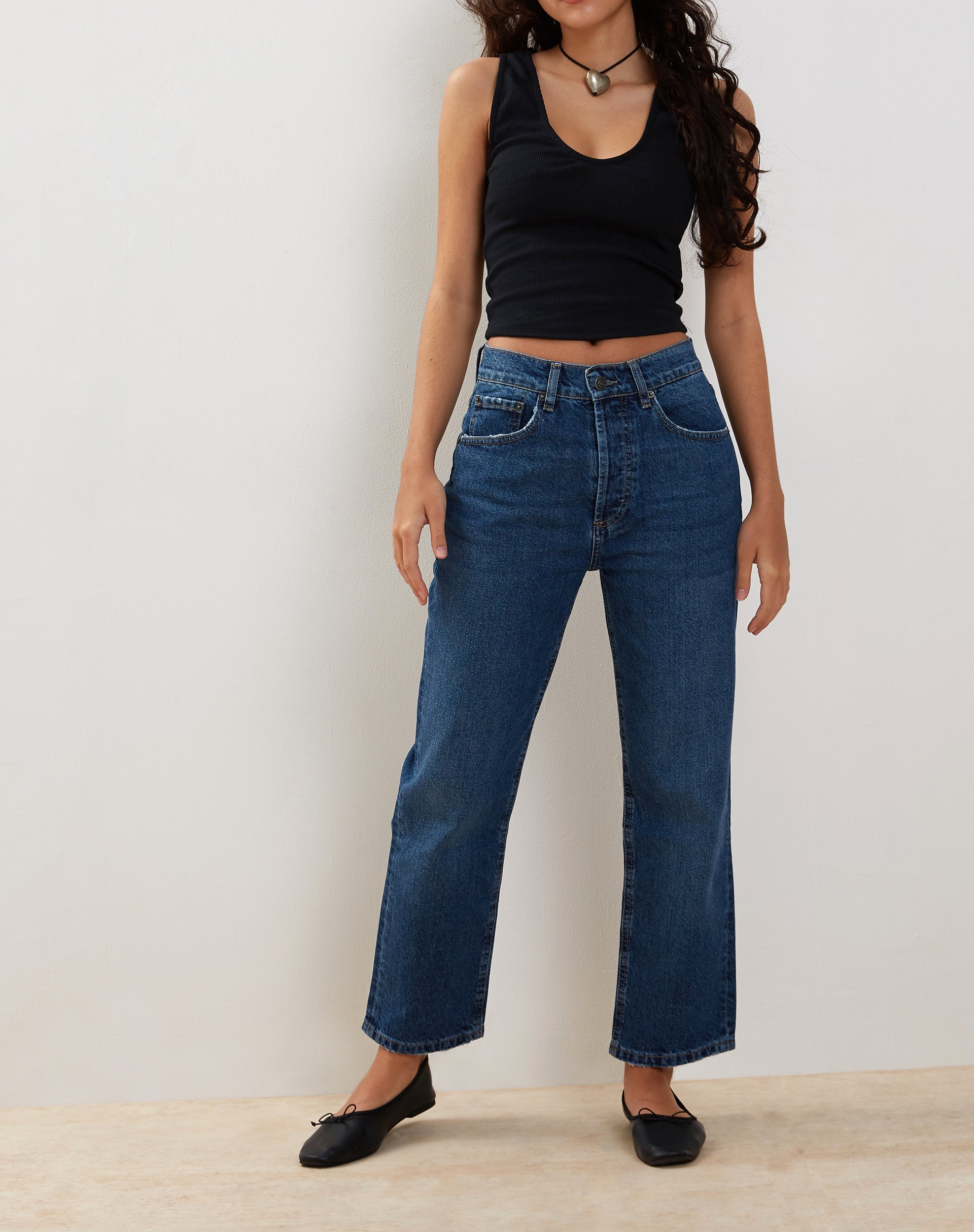 Imagen de Mid Rise Straight Leg Jeans in Mid Blue Used Denim