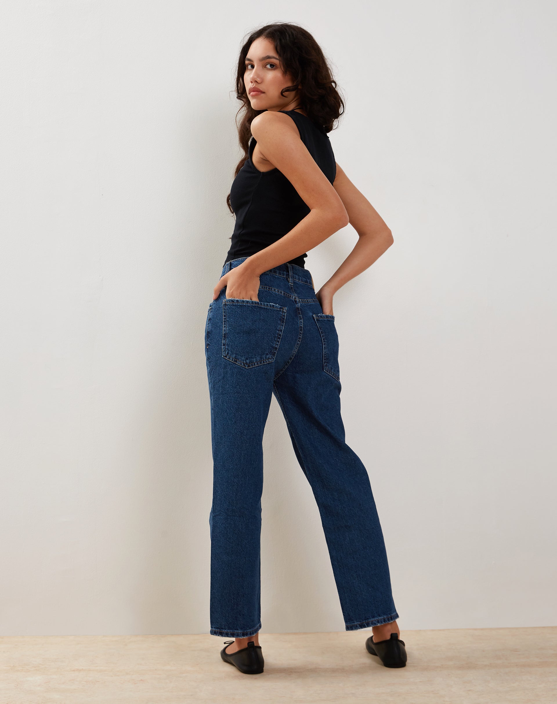 Imagen de Mid Rise Straight Leg Jeans in Mid Blue Used Denim