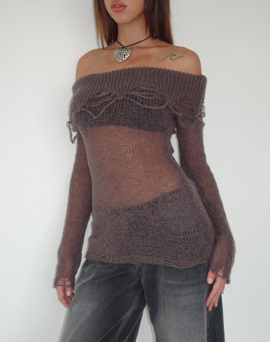 Milena Distress Top Bardot de manga larga en granate