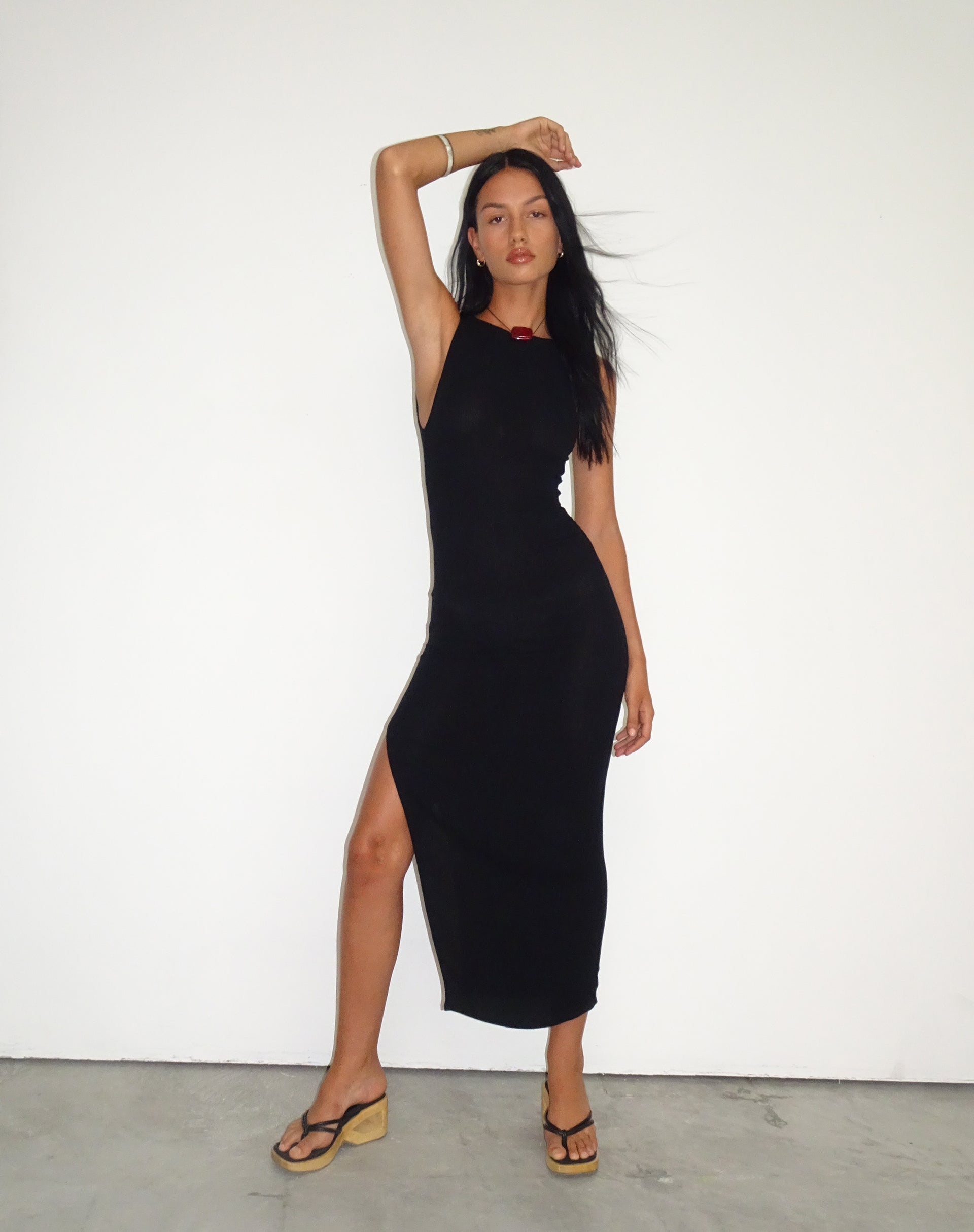 Imagen de Minyo Racer Neck Maxi Dress in Crinkle Black