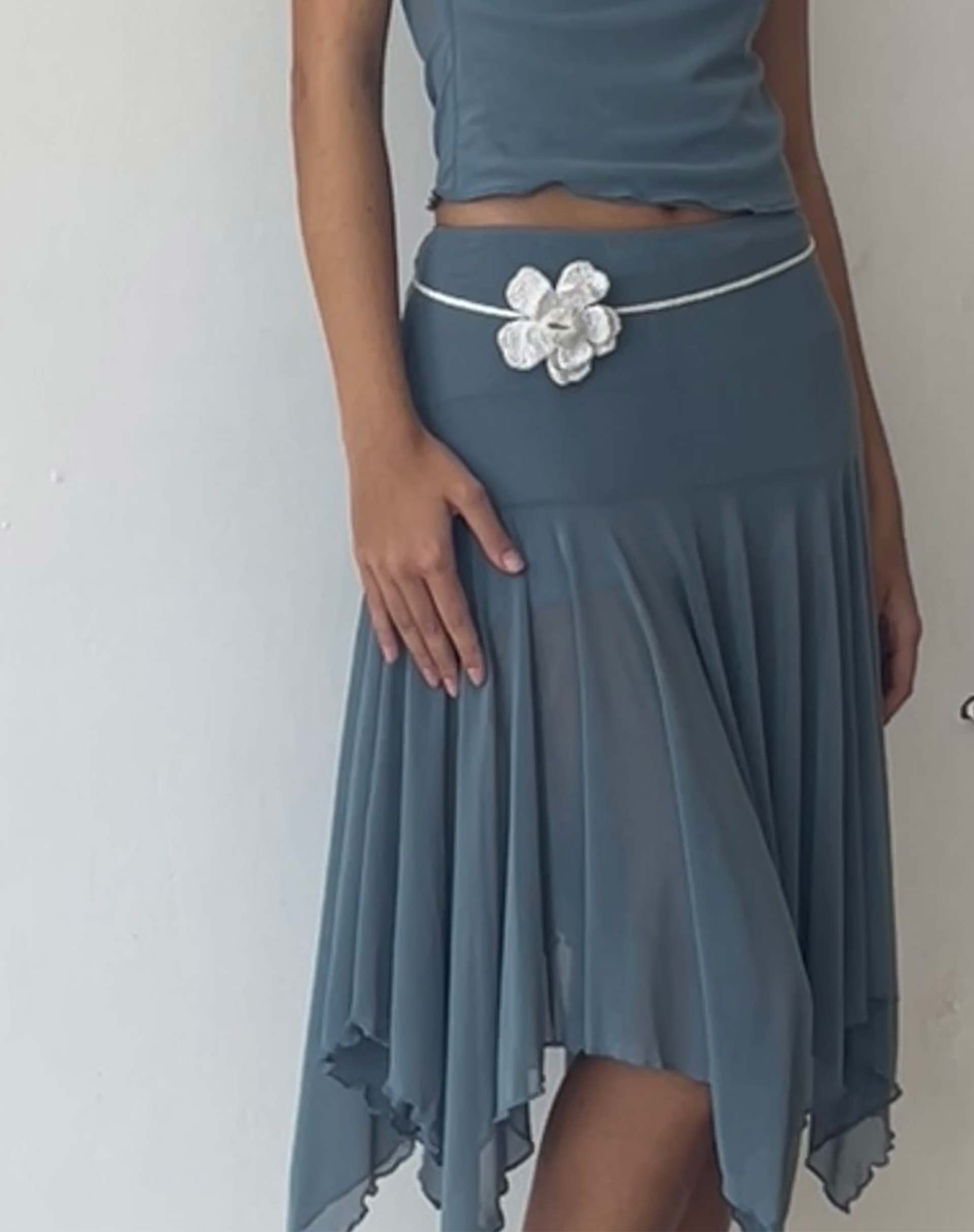 Imagen de Jovali Falda midi de cintura baja en malla azul grisácea