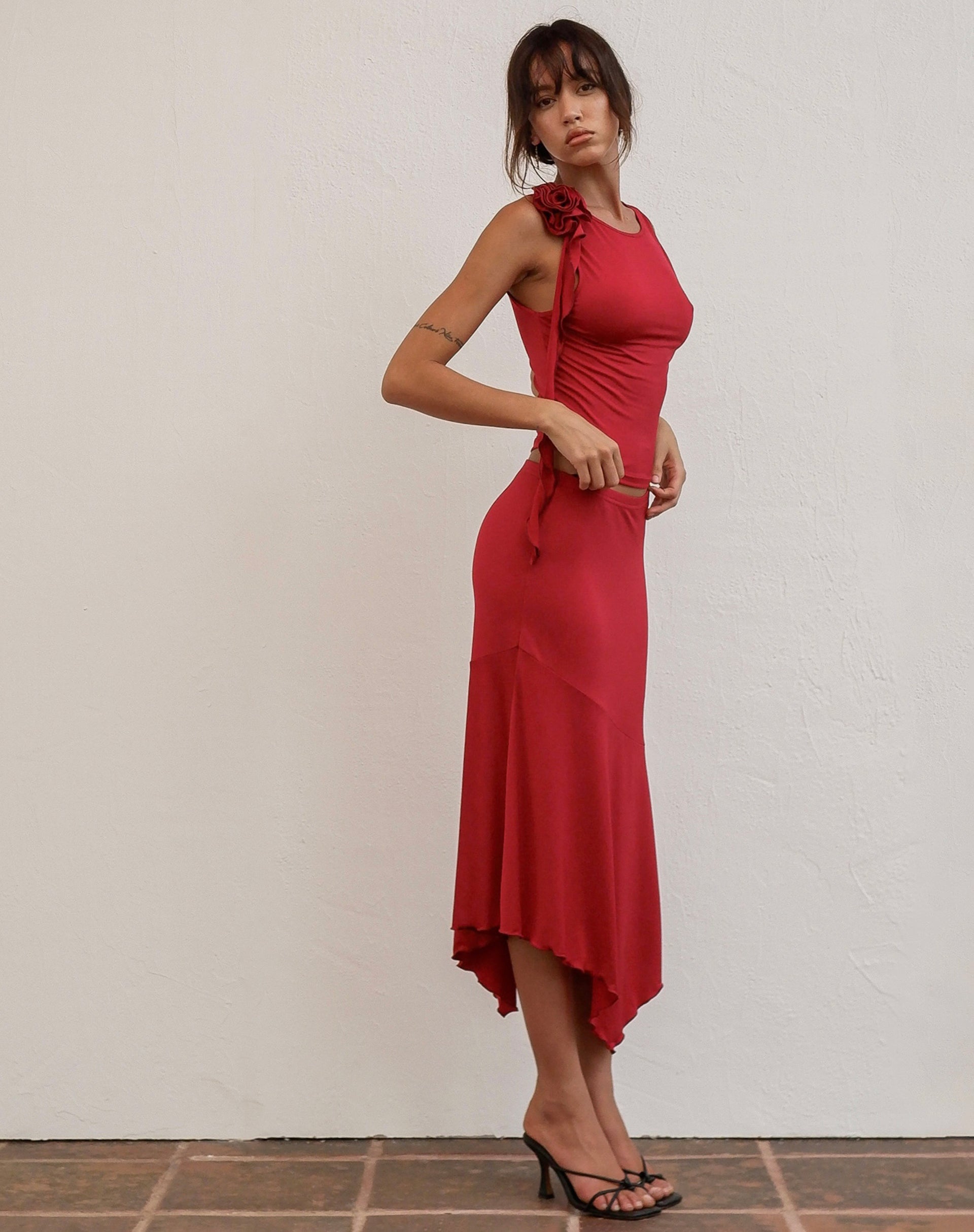 Imagen de Cinta Falda midi de cintura baja en rojo
