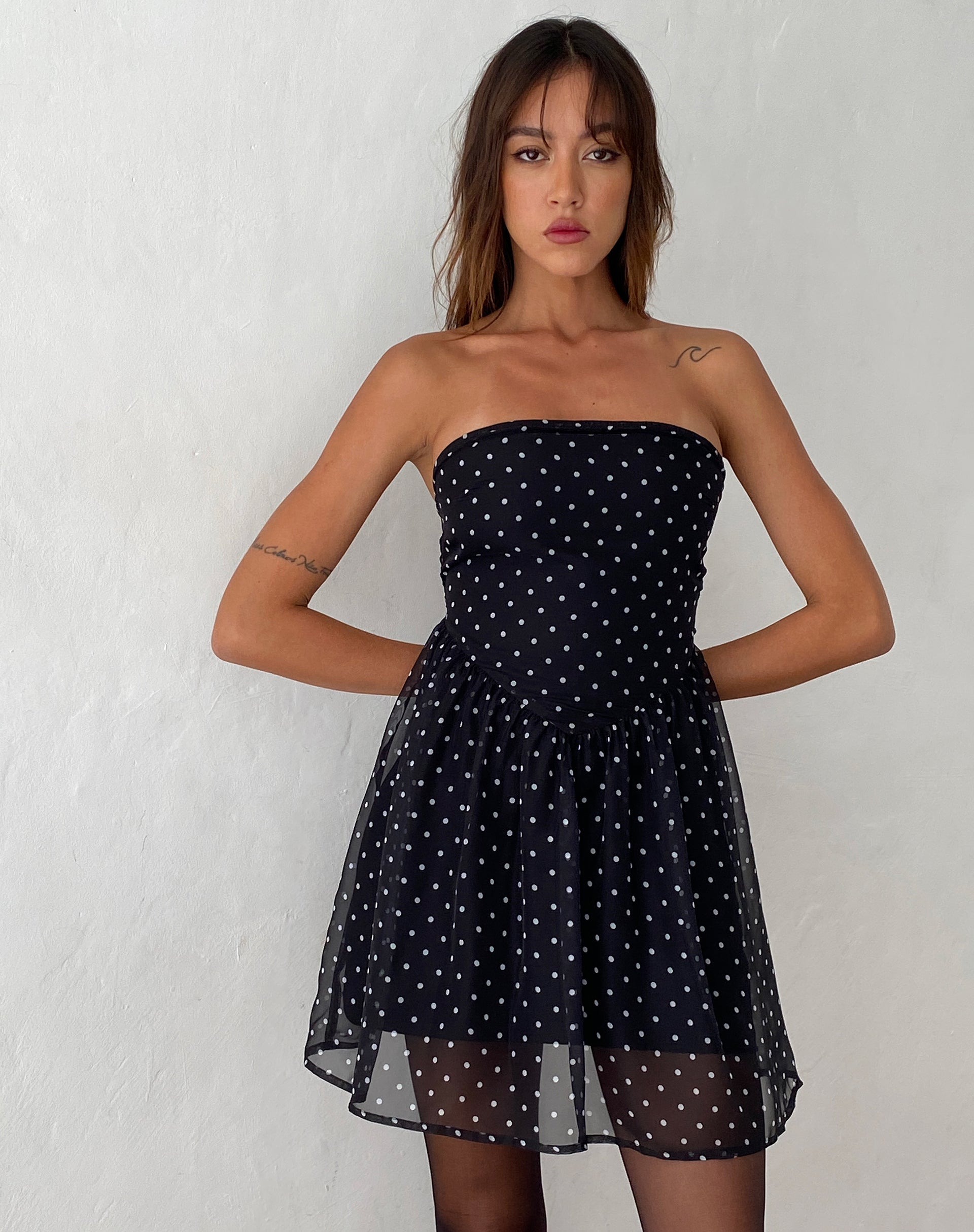 Imagen de Murni Bandeau Mini Dress in Polka Negro Chiffon