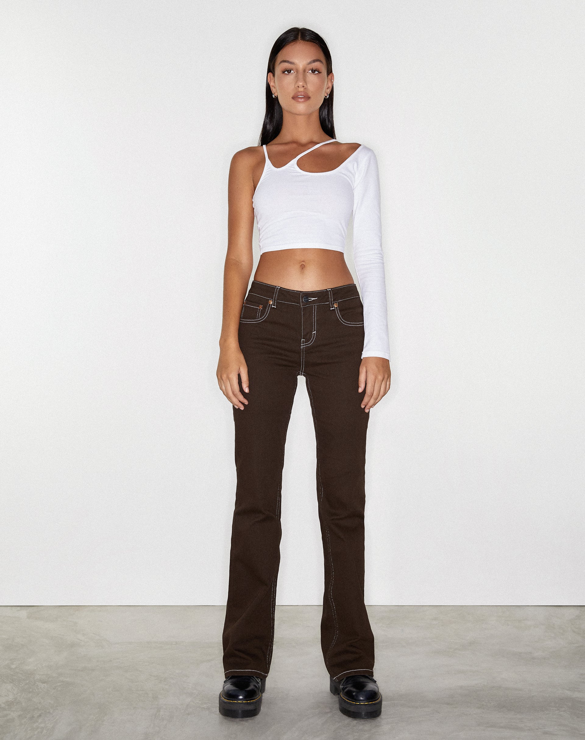 Imagen de Low Rise Bootleg Jeans en Bitter Chocolate