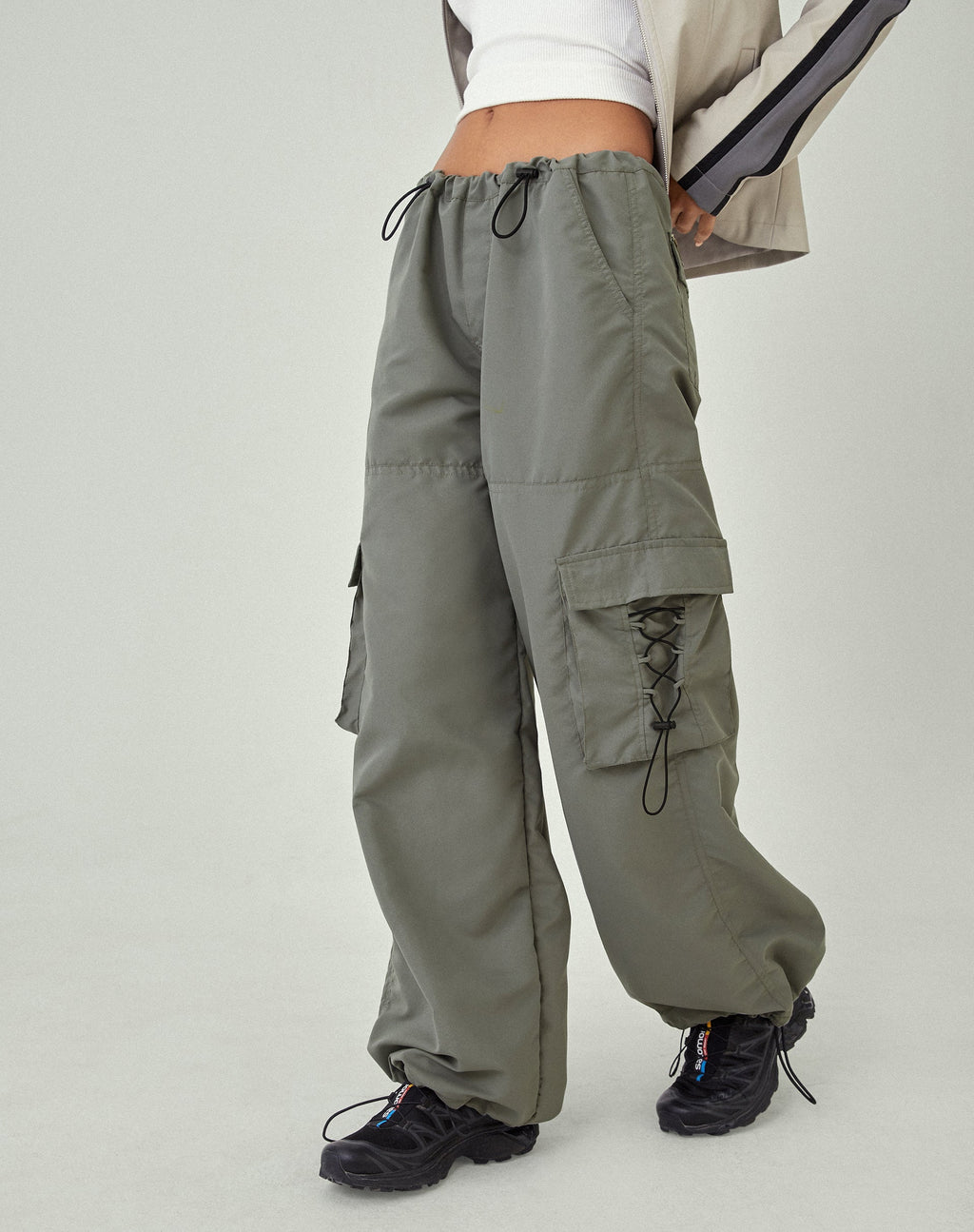 MOTEL X JACQUIE Fabio Pantalones cargo de pierna ancha en gris