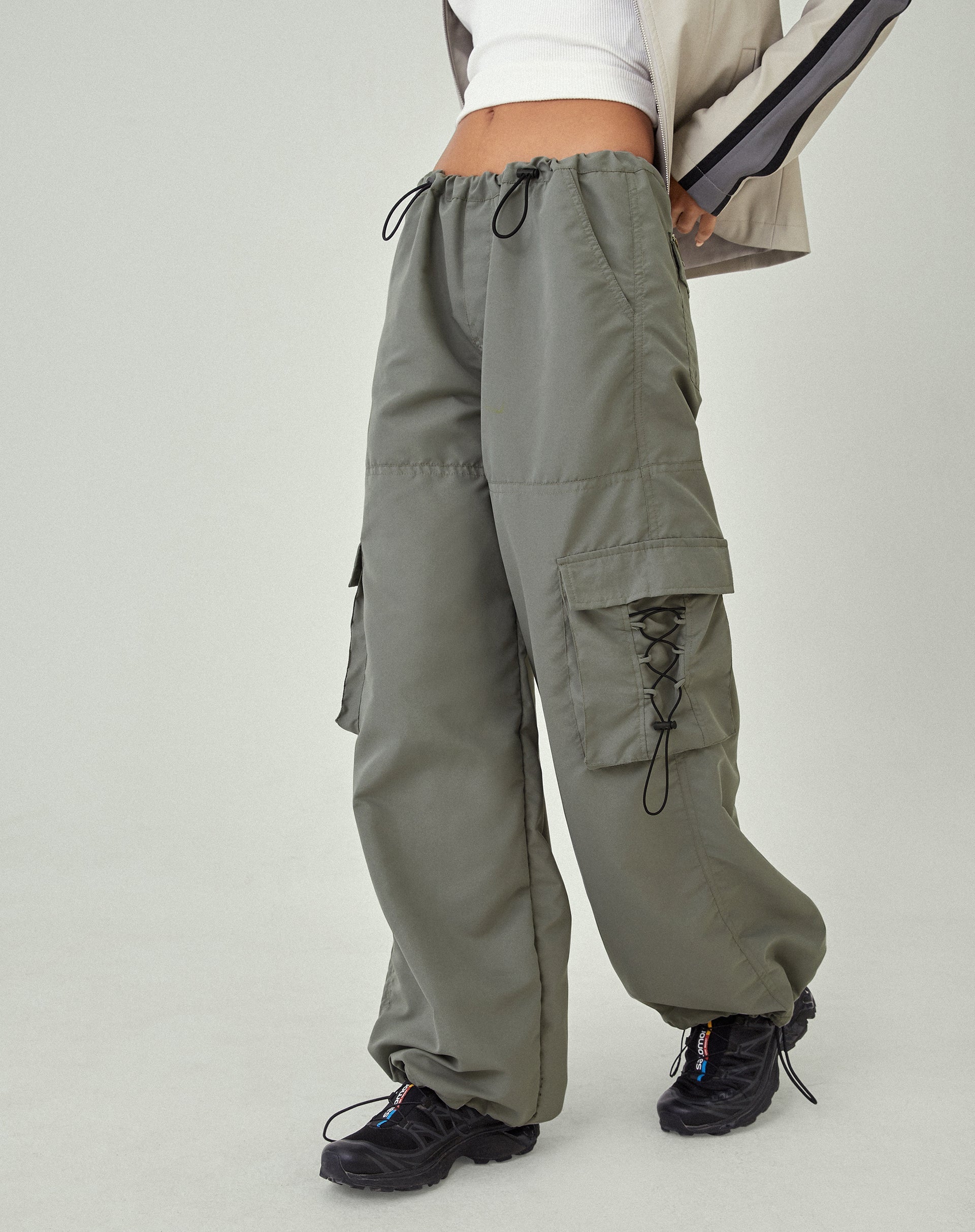 Imagen de MOTEL X JACQUIE Fabio Pantalón cargo gris de pierna ancha