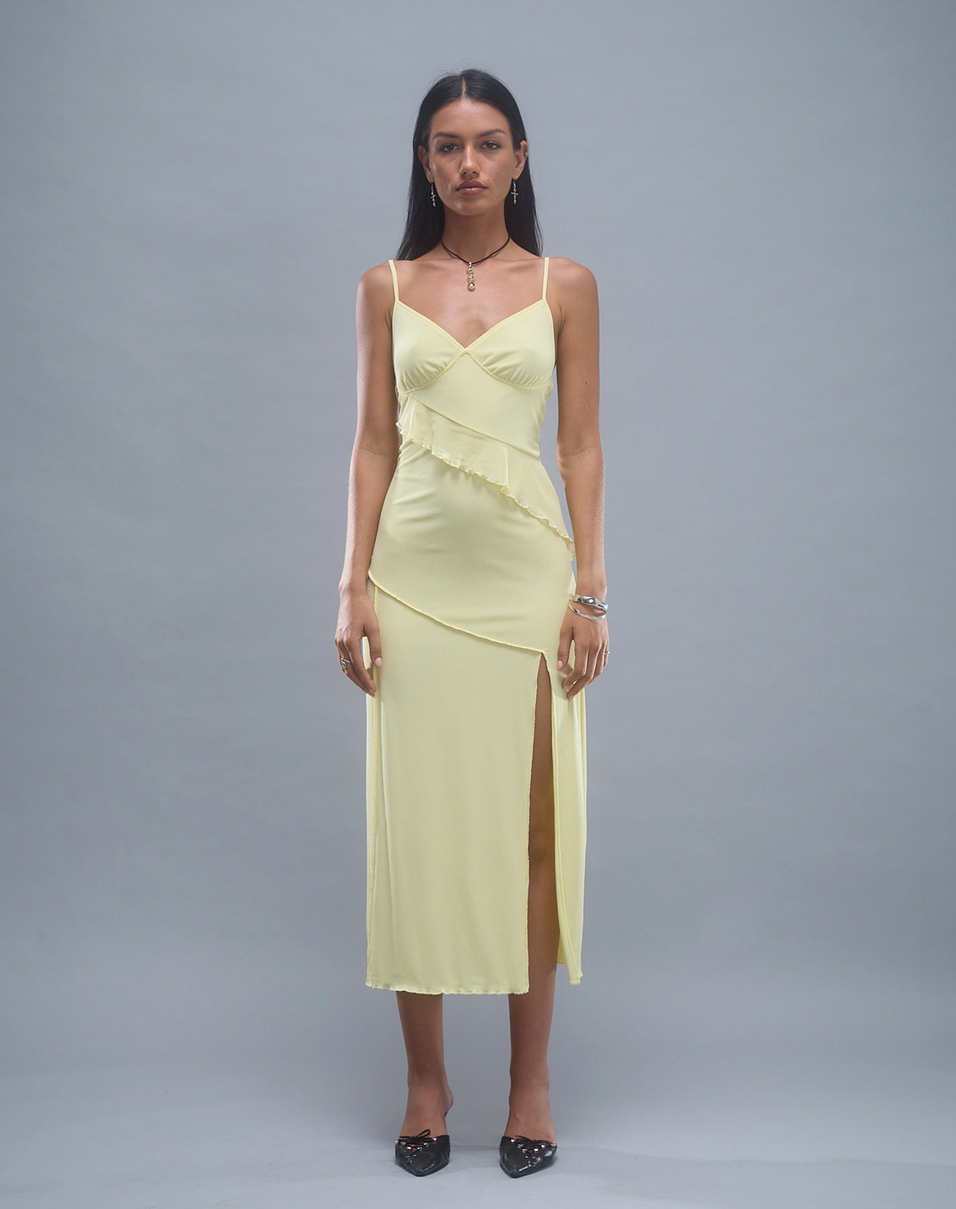 Imagen del vestido Jacy Ruffle Midi Dress in Mesh Lemon
