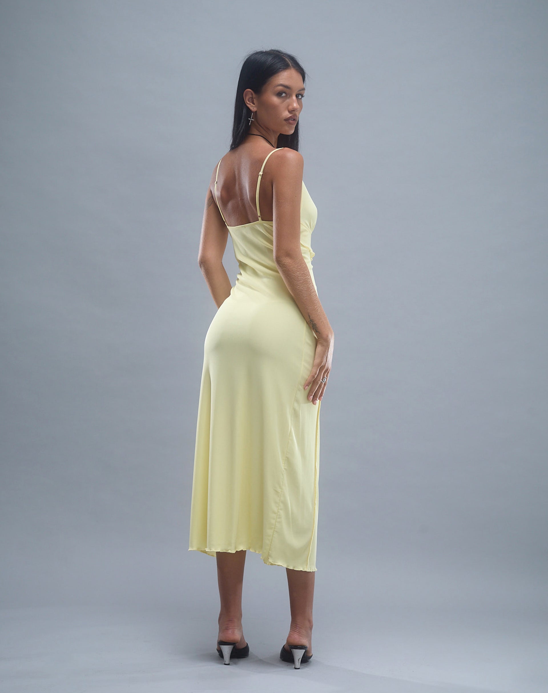 Imagen del vestido Jacy Ruffle Midi Dress in Mesh Lemon