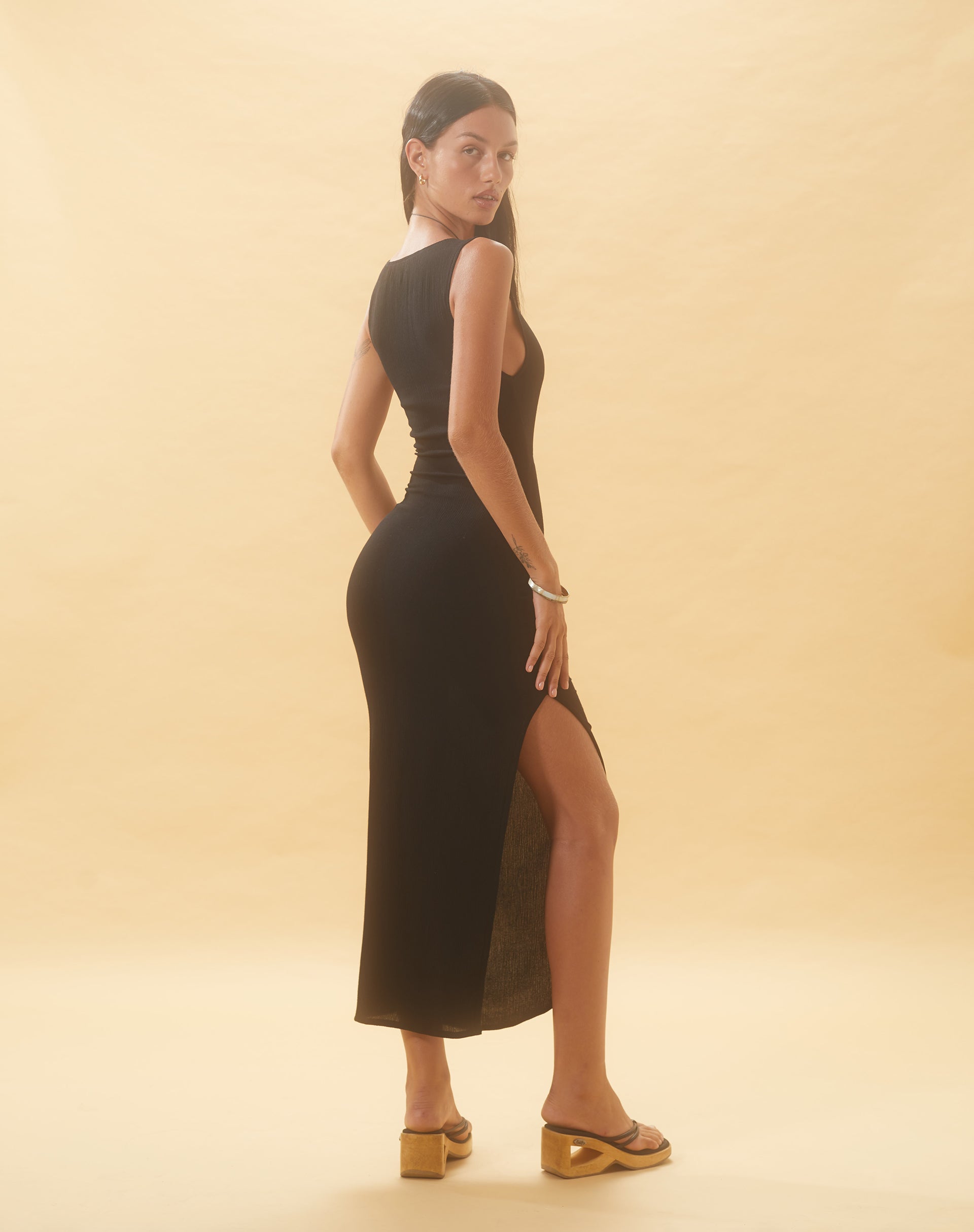 Imagen de Minyo Racer Neck Maxi Dress in Crinkle Black