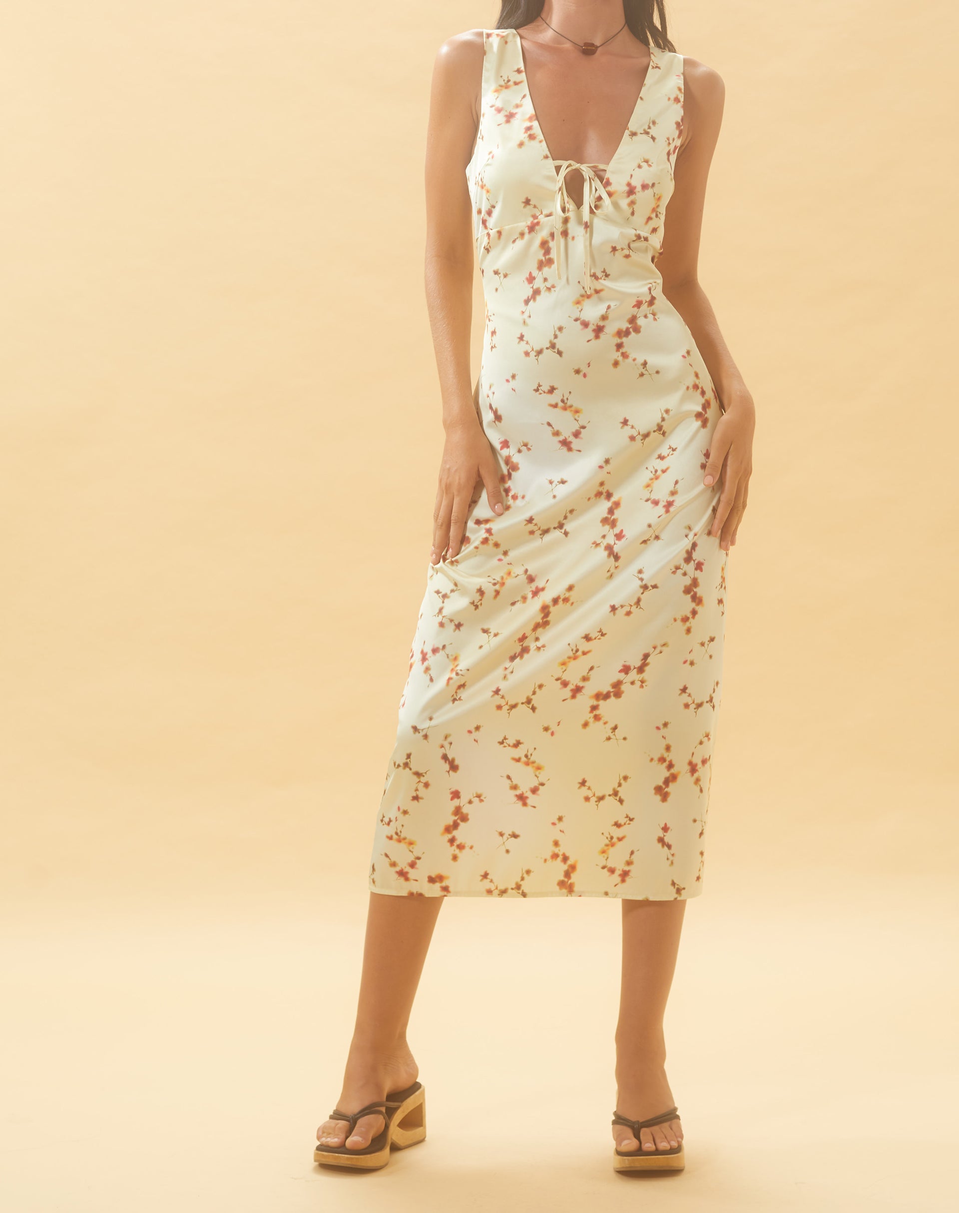 Imagen de Lasanda Maxi Vestido de Raso en Bohemio Floral Amarillo