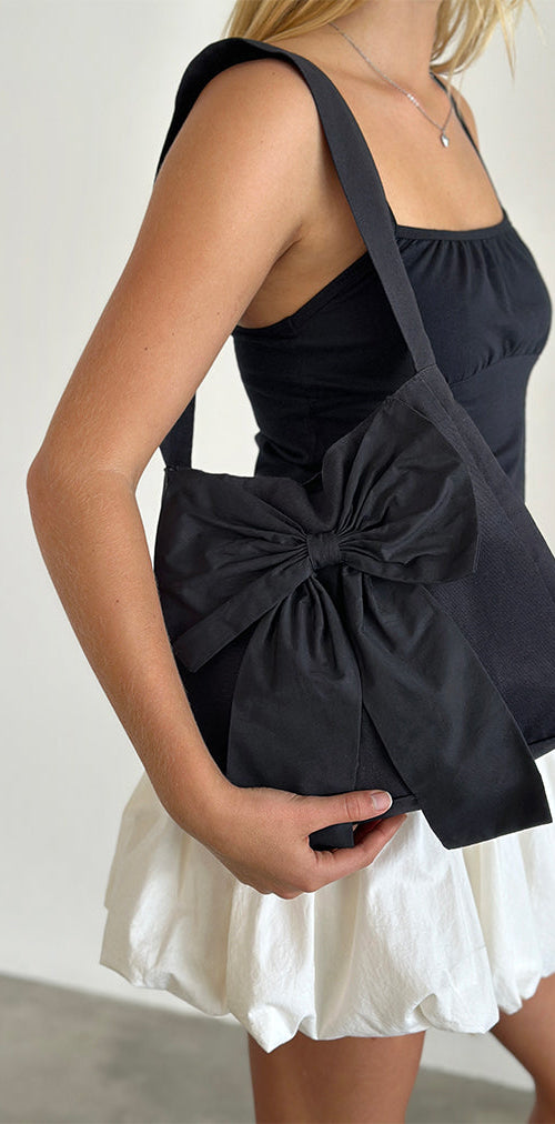 Imagen del bolso Nagi en negro con lazo negro