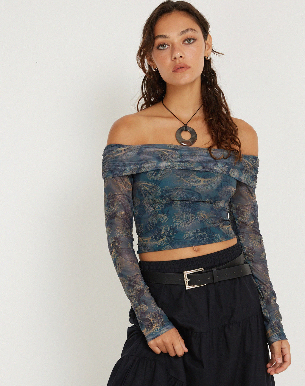 Nagini Top Bardot de Manga Larga en Paisley Azul Tonal