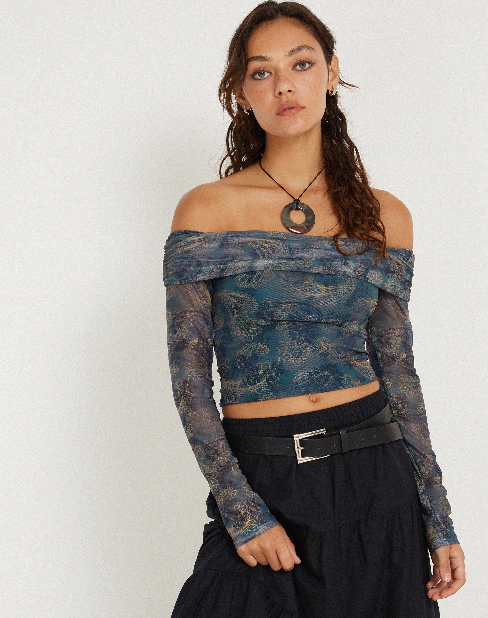 IMAGEN DE Nagini Top bardot de manga larga en Paisley azul