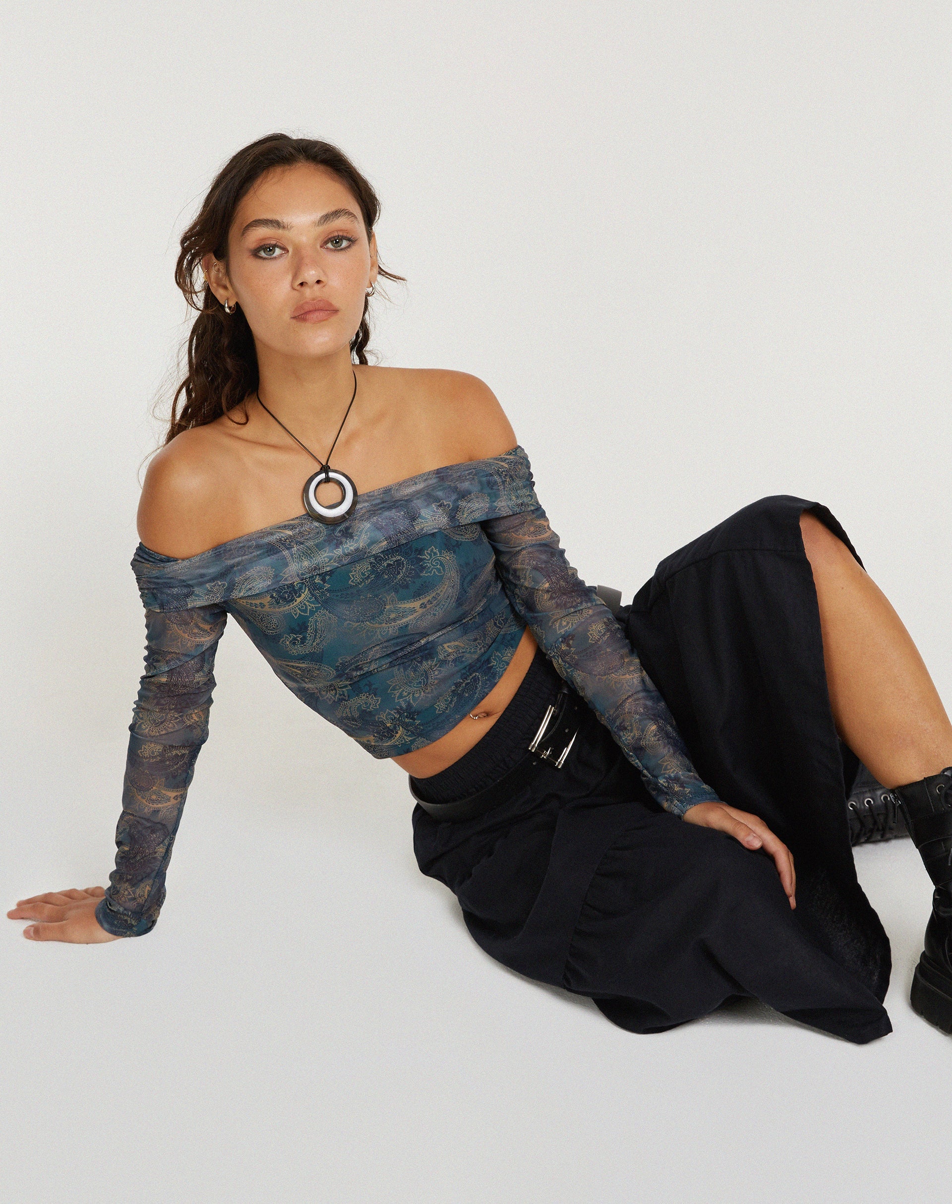 IMAGEN DE Nagini Top bardot de manga larga en Paisley azul