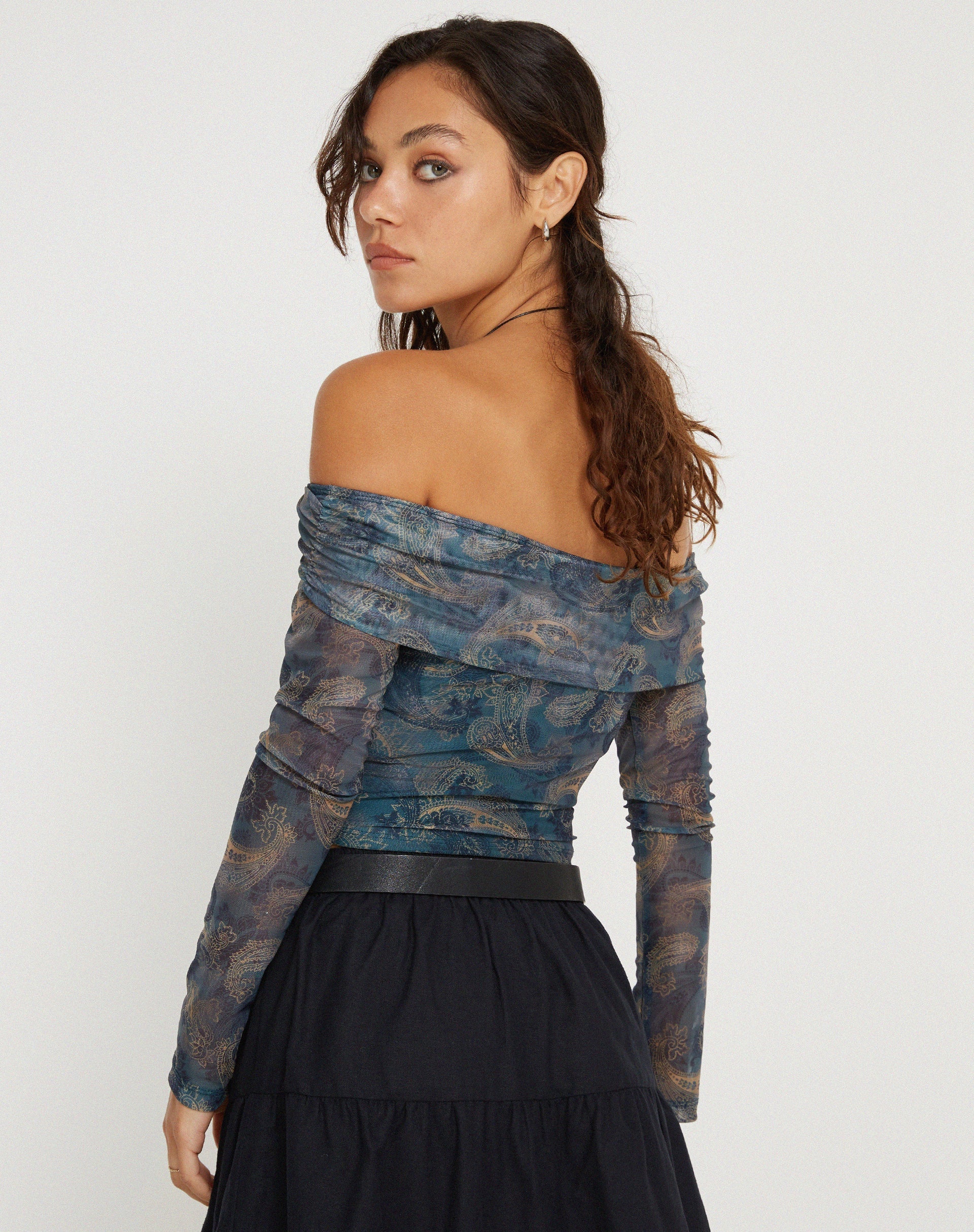 IMAGEN DE Nagini Top bardot de manga larga en Paisley azul