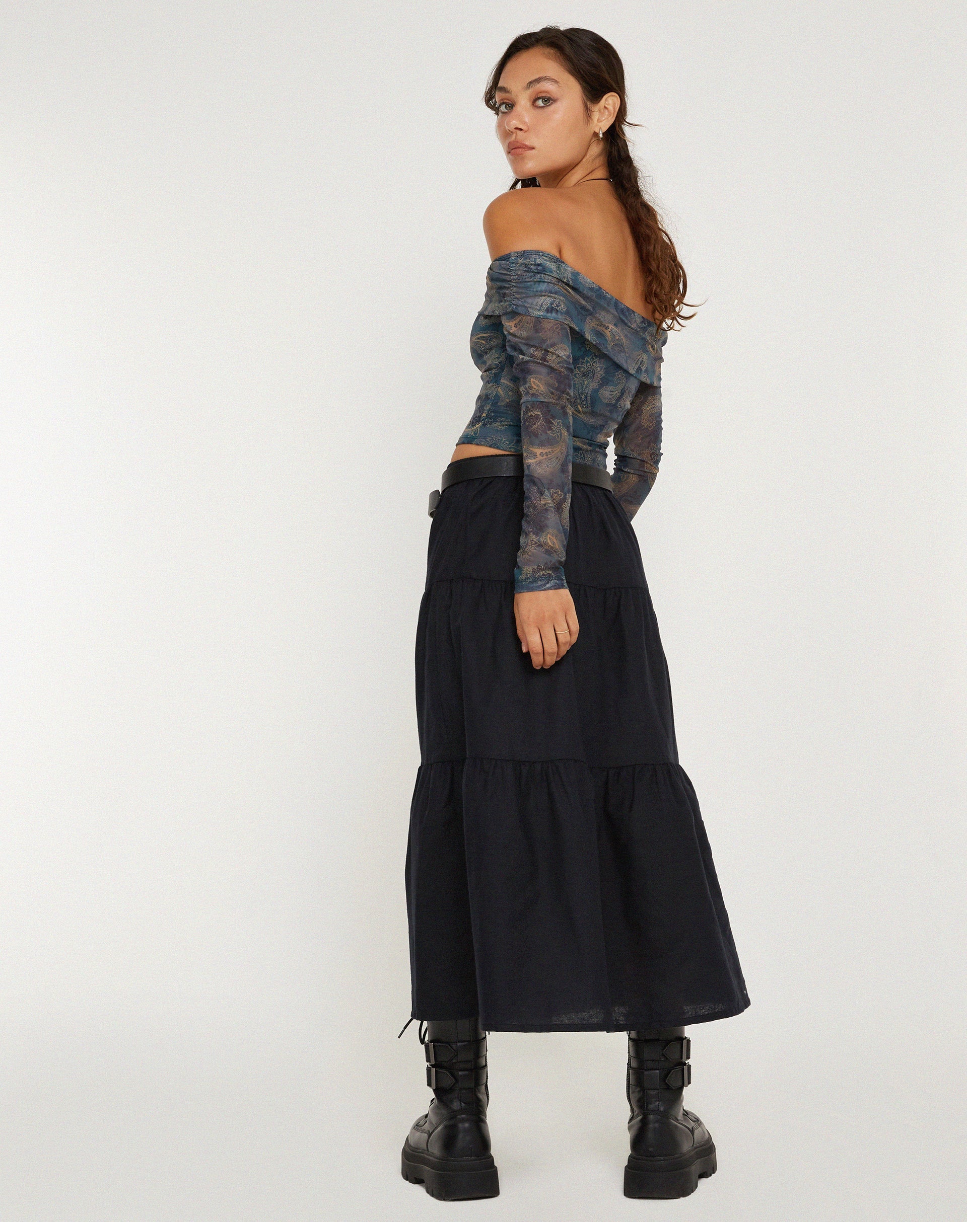 IMAGEN DE Nagini Top bardot de manga larga en Paisley azul