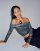 IMAGEN DE Nagini Top bardot de manga larga en Paisley azul