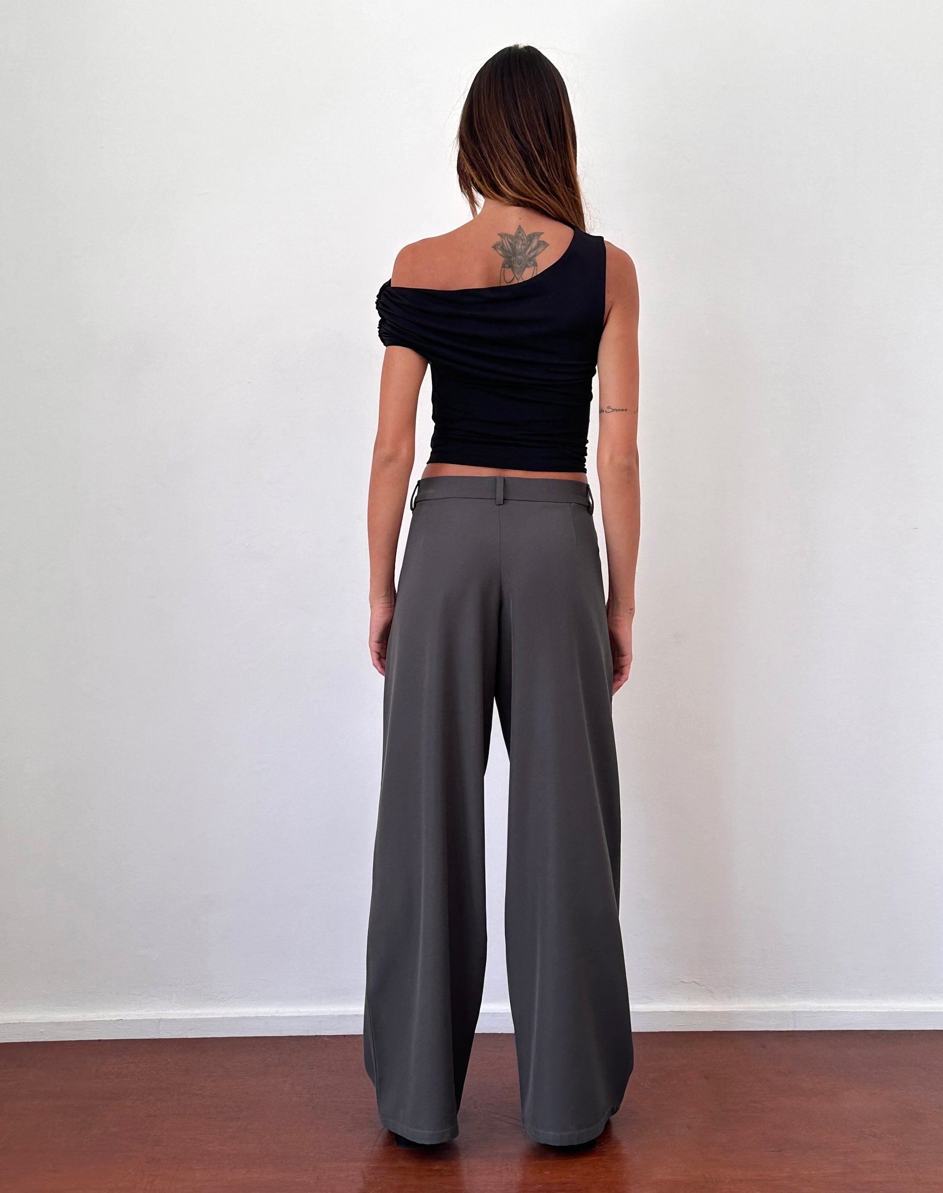 Imagen de Nailaka Low Rise Wide Leg Tailored Trouser en Dark Charcoal
