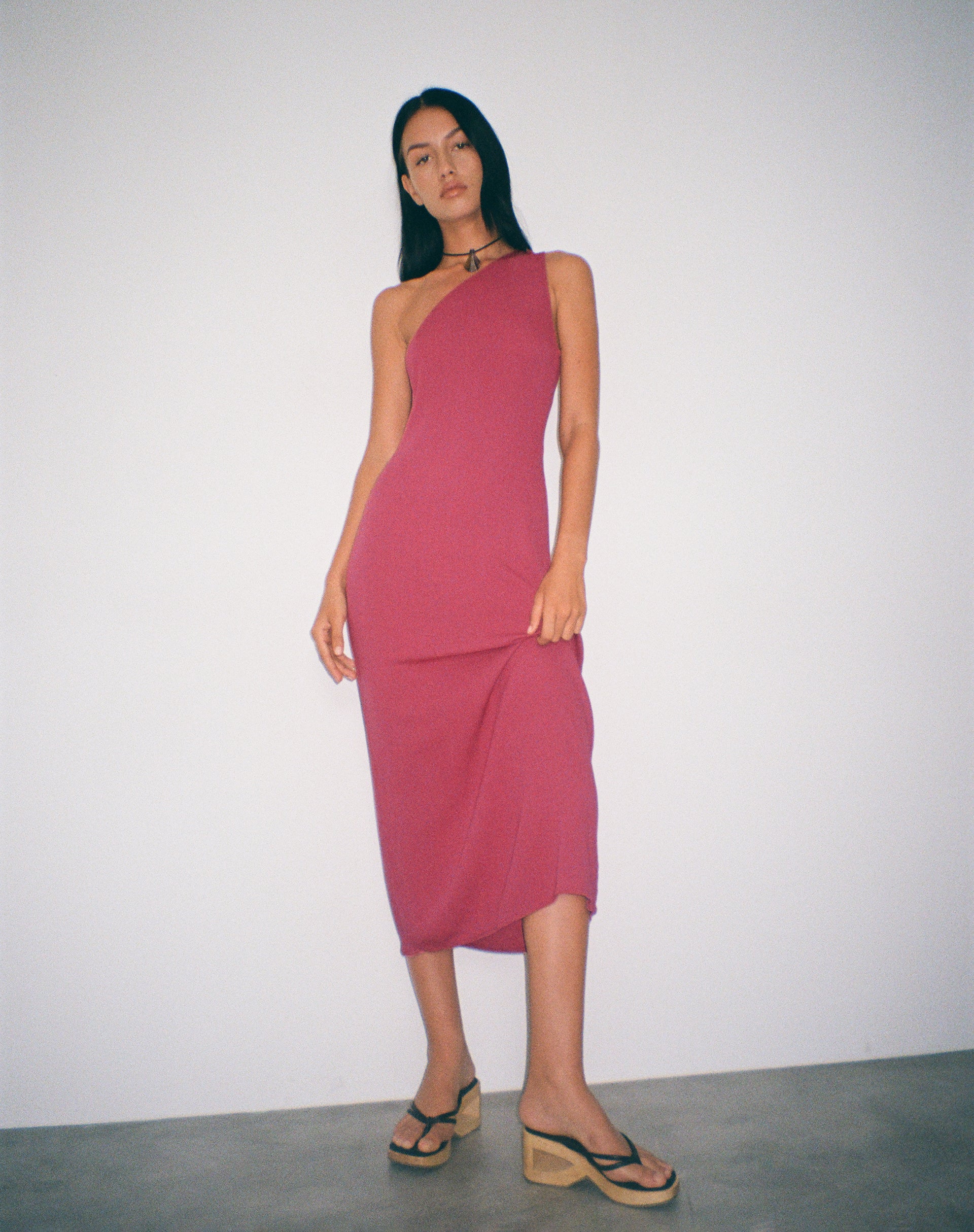 imagen de Namjun One Shoulder Midi Dress in Daco Rose Crinkle
