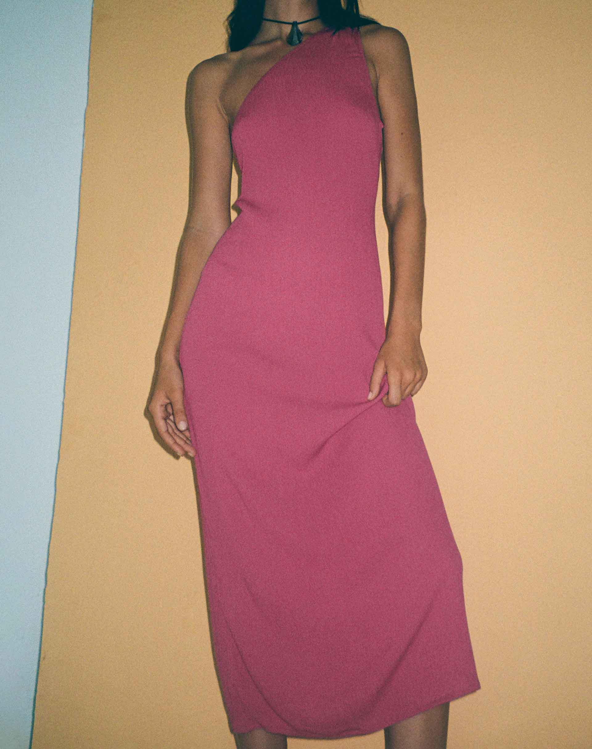 imagen de Namjun One Shoulder Midi Dress in Daco Rose Crinkle