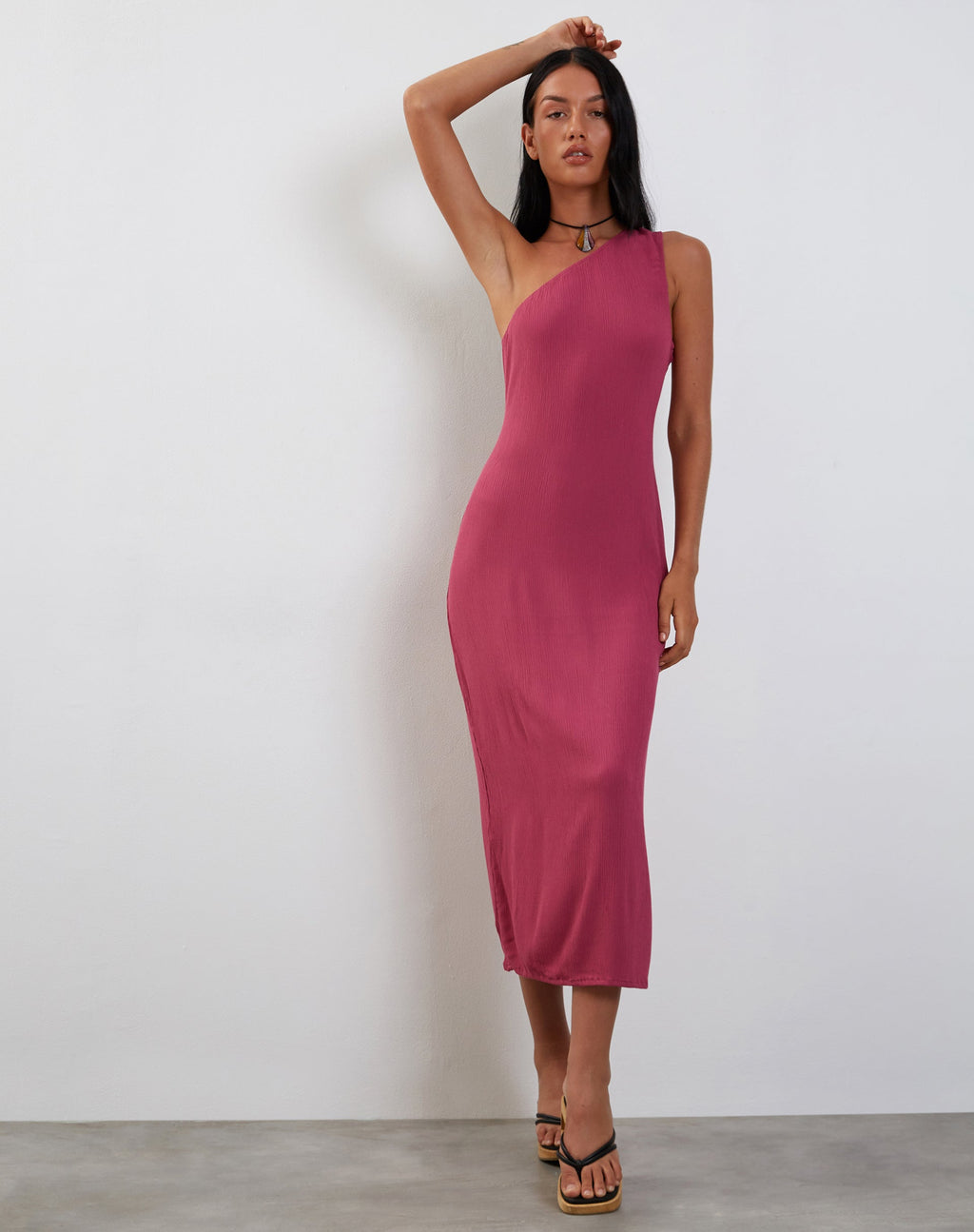 Namjun Vestido Midi con un Hombro en Daco Rosa Arrugado