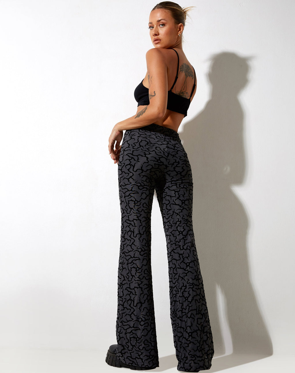 Pantalón Nancha Flare en Tribal Flock