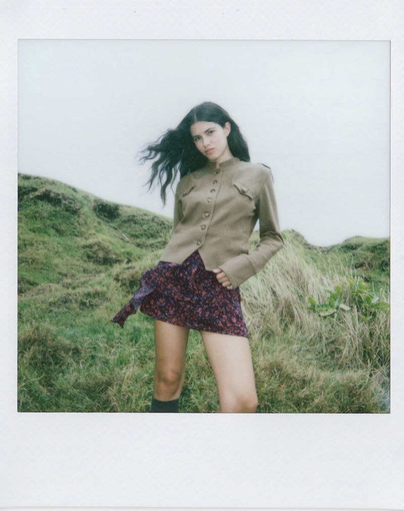 Imagen de la minifalda Naru en gasa con estampado floral disperso en negro y rojo.