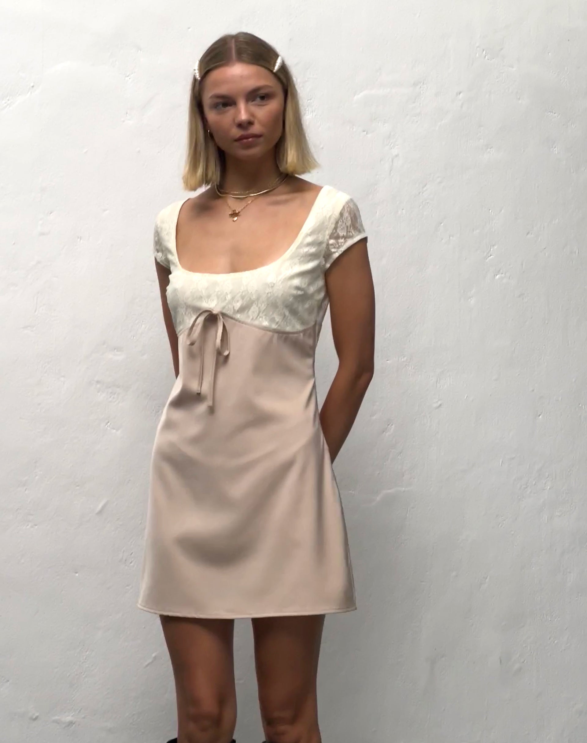 Imagen del minivestido de satén Nauli en crema de mantequilla