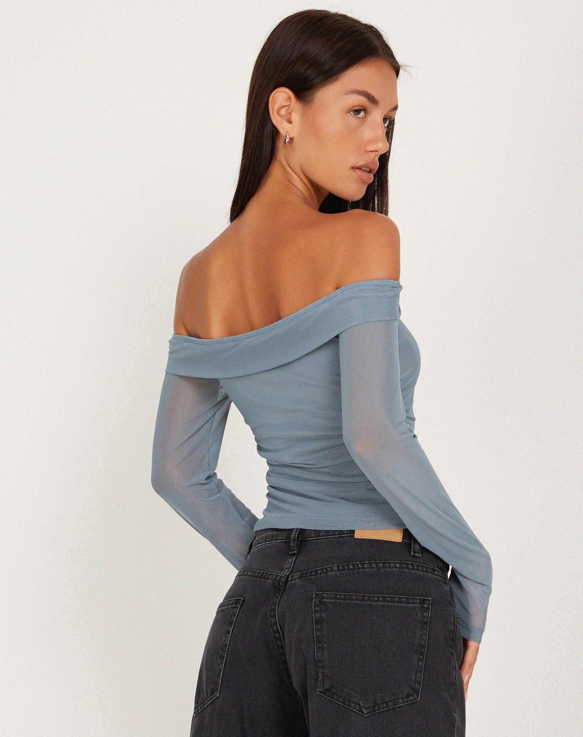 Imagen de Nauri Mesh Bardot Top en Gris Azulado
