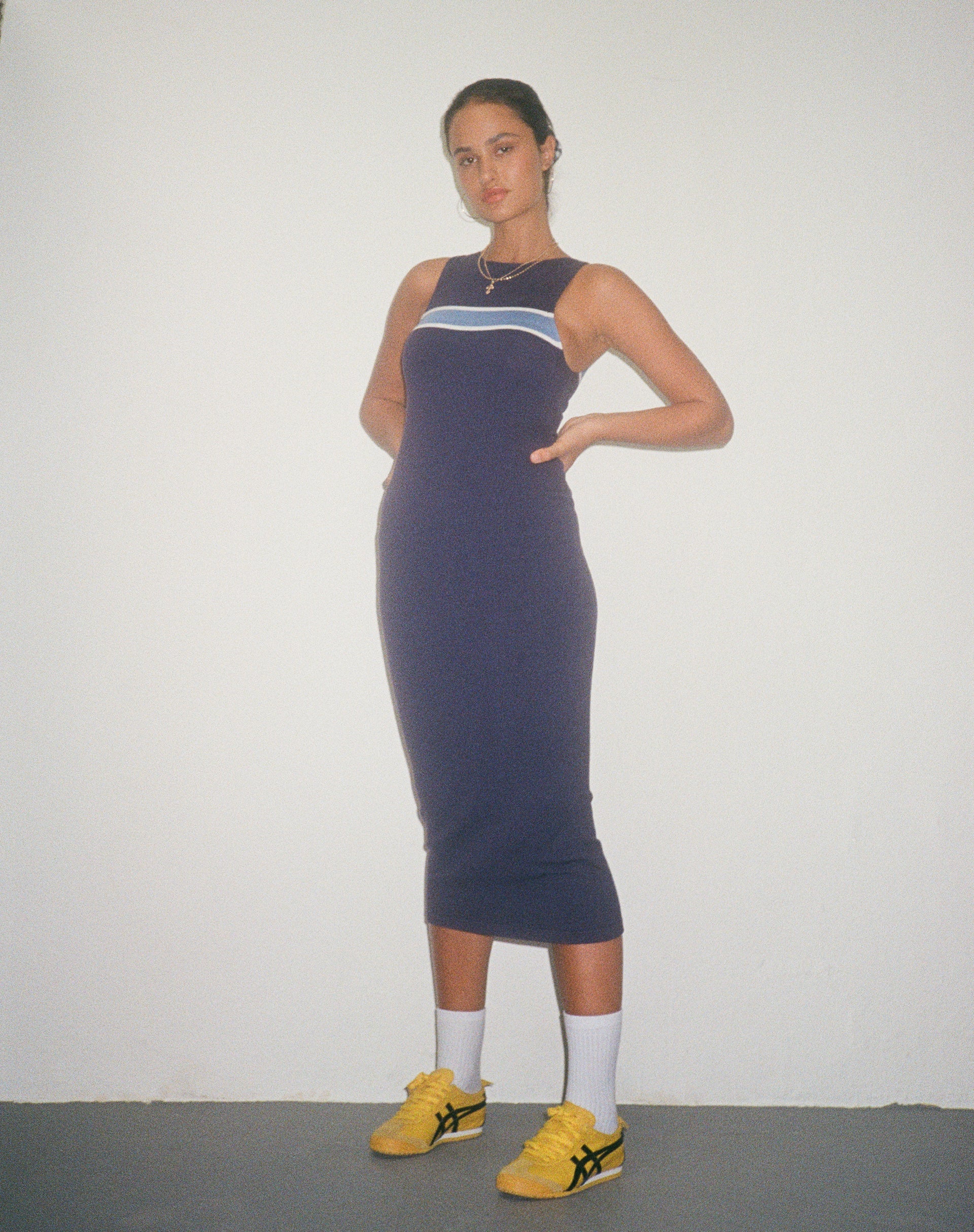 Imagen del vestido Navala Midi en azul marino oscuro