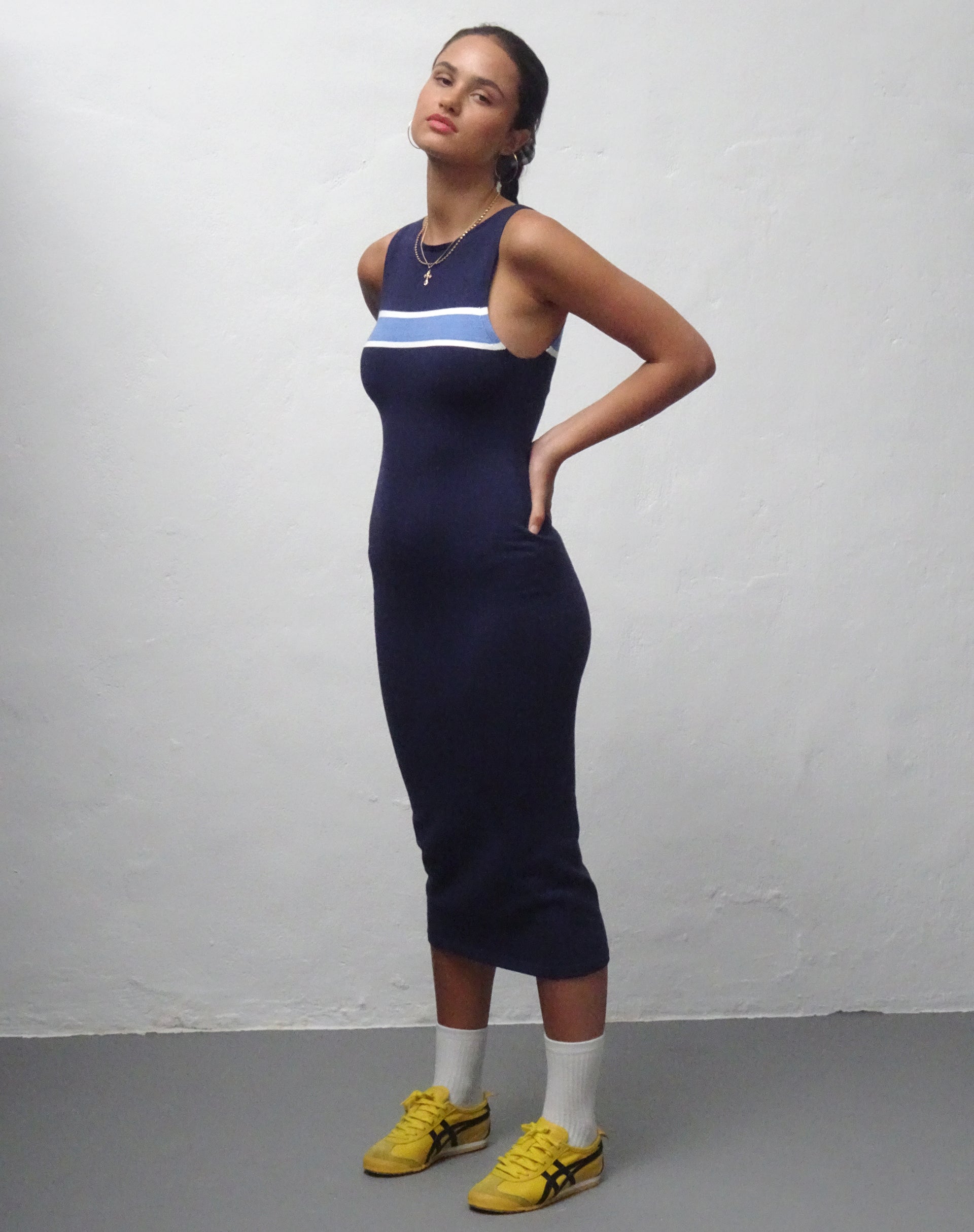 Imagen del vestido Navala Midi en azul marino oscuro