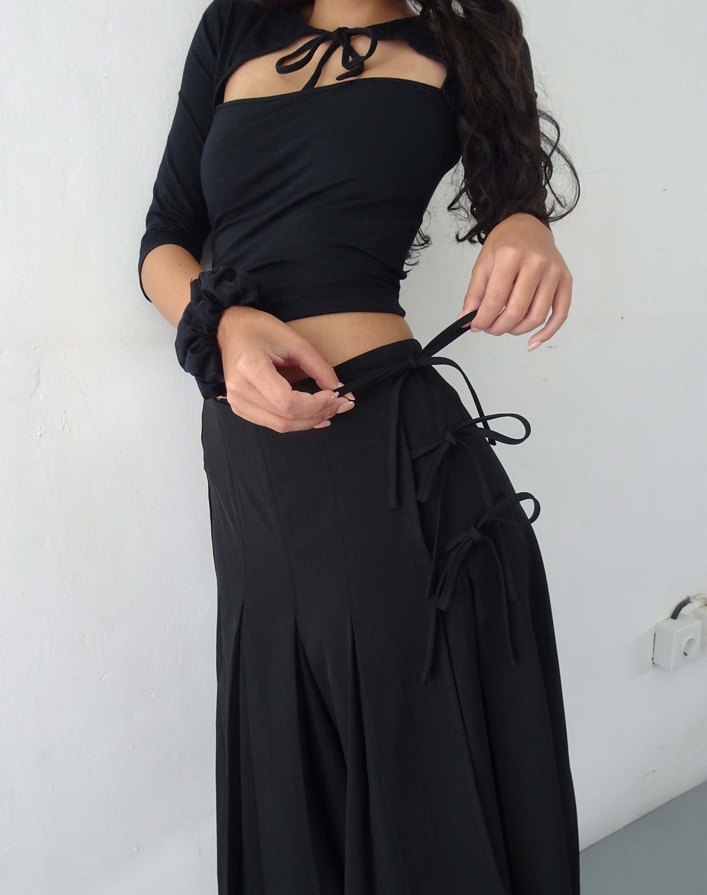 Madelyn Falda Midi Plisada en Negro