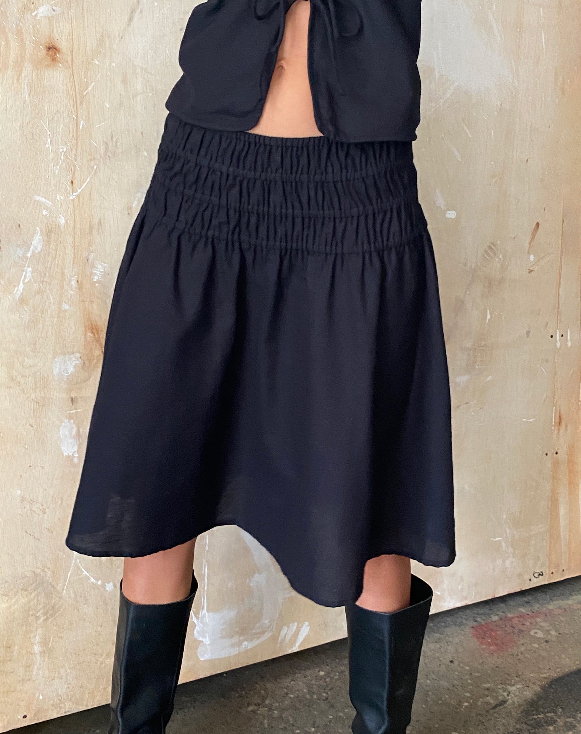 imagen de MOTEL X JACQUIE Neleta Shirred Waist Midi Skirt in Black
