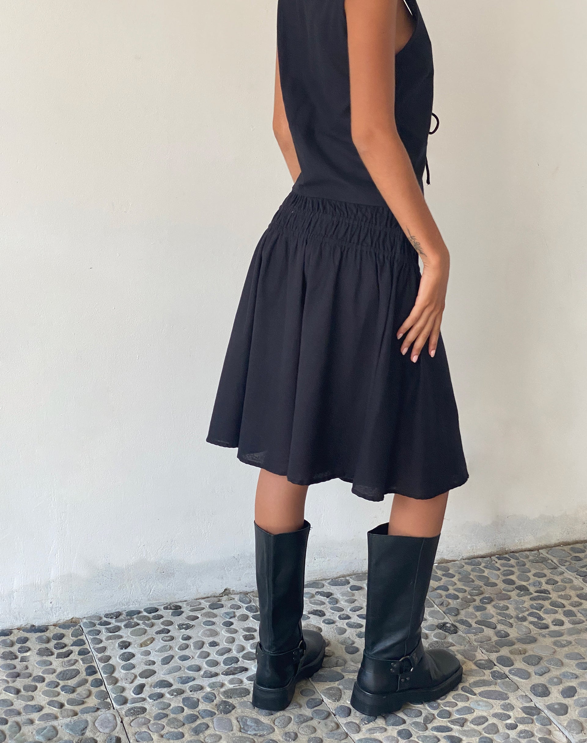 imagen de MOTEL X JACQUIE Neleta Shirred Waist Midi Skirt in Black