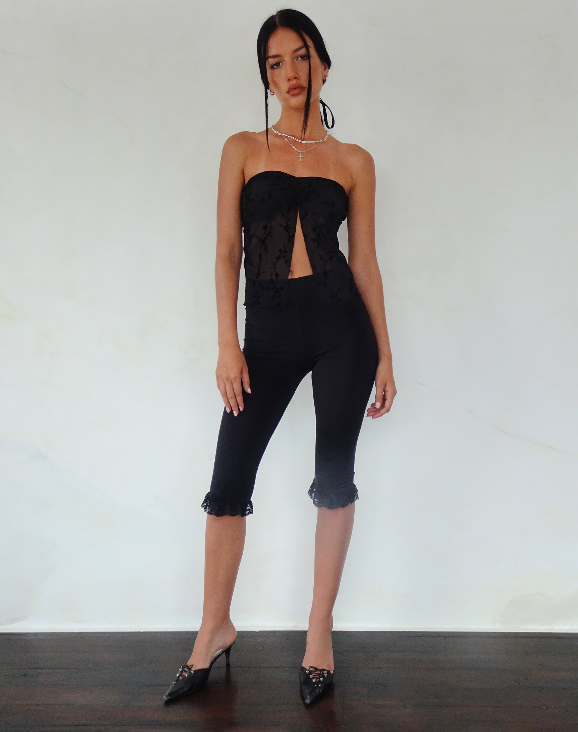 Imagen de Nicola Butterfly Top en Vine Flower Negro