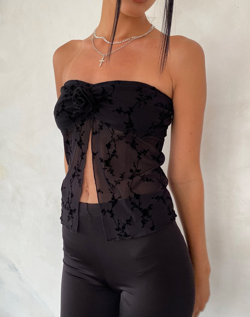 Nicola Butterfly Top en Vine Flower Negro
