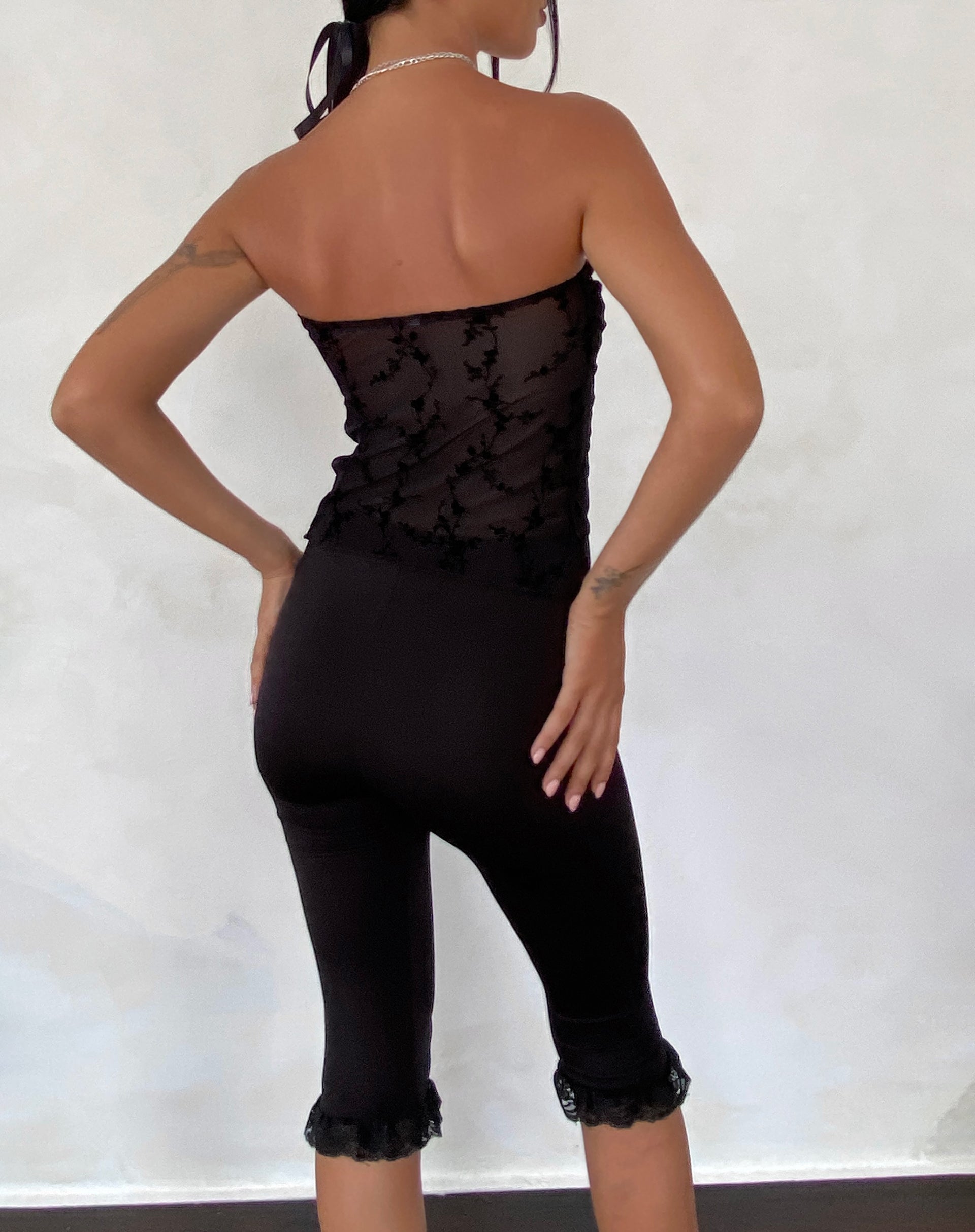 Imagen de Nicola Butterfly Top en Vine Flower Negro